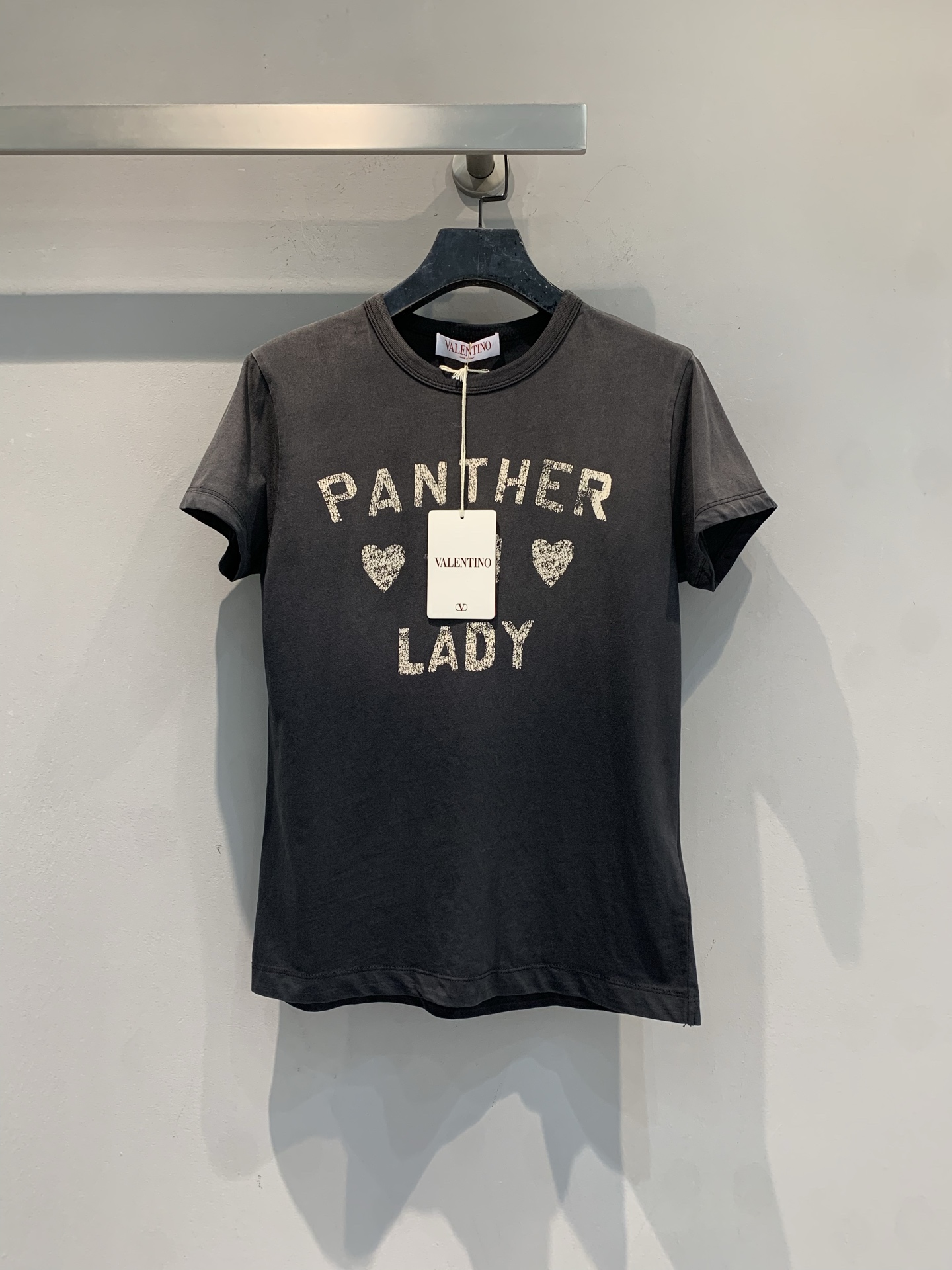 NO:790199,The new model is shipping. M is the original developed Valentino* spring and summer Panther Lady series short-sleeved T-shirt. It is made of pure cotton and is skin-friendly and breathable. It is super comfortable to wear in spring and summer!  'PANTHER LADY' letters on the front + leopard print love embroidery, retro and playful, full of details. Round neck and shoulder design, suitable for body shape, very versatile to wear alone or layered, easy to match jeans, skirts, daily outings, parties can be easily used!  Size SML,,valentino,skirts,jeans,T-shirt,tees,t-shirt,19860909新款出货啦M 原版开发Valentino*春夏 Panther Lady系列短袖T恤,纯棉材质,亲肤透气,春夏穿超舒服！正面“PANTHER LADY”字母+豹纹爱心刺绣,复古又俏皮,细节满分.圆领正肩设计,合身不挑身材,单穿或内搭都很百搭,轻松搭配牛仔裤、半裙,日常出街、聚会都能轻松驾驭！码数SML,,valentino,skirts,jeans,T-shirt,tees，t-shirt,,Women's clothing