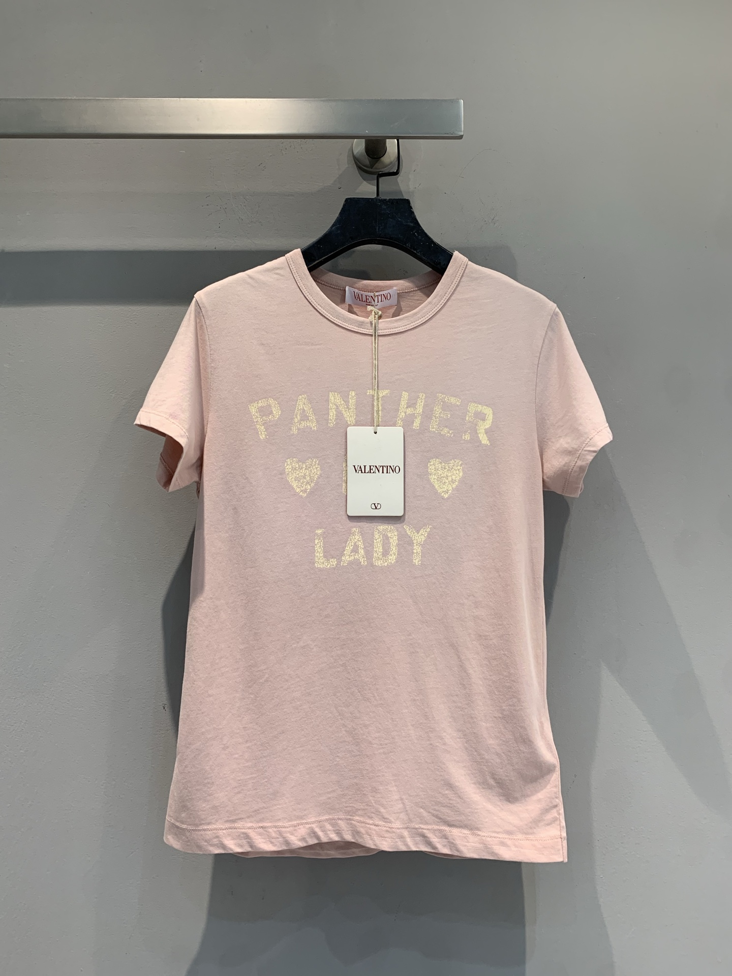 NO:790187,The new model is shipped. M original development Valentino* spring and summer Panther Lady series short-sleeved T-shirt, made of pure cotton, skin-friendly and breathable, super comfortable to wear in spring and summer!  'PANTHER LADY' letters on the front + leopard print love embroidery, retro and playful, full of details. Round neck and shoulder design, suitable for body shape, very versatile to wear alone or layered, easy to match jeans, skirts, daily outings, parties can be easily used!  Size SML,,valentino,skirts,jeans,T-shirt,tees,t-shirt,19860909新款出货啦M原版开发Valentino*春夏 Panther Lady系列短袖T恤,纯棉材质,亲肤透气,春夏穿超舒服！正面“PANTHER LADY”字母+豹纹爱心刺绣,复古又俏皮,细节满分.圆领正肩设计,合身不挑身材,单穿或内搭都很百搭,轻松搭配牛仔裤、半裙,日常出街、聚会都能轻松驾驭！码数SML,,valentino,skirts,jeans,T-shirt,tees，t-shirt,,Women's clothing