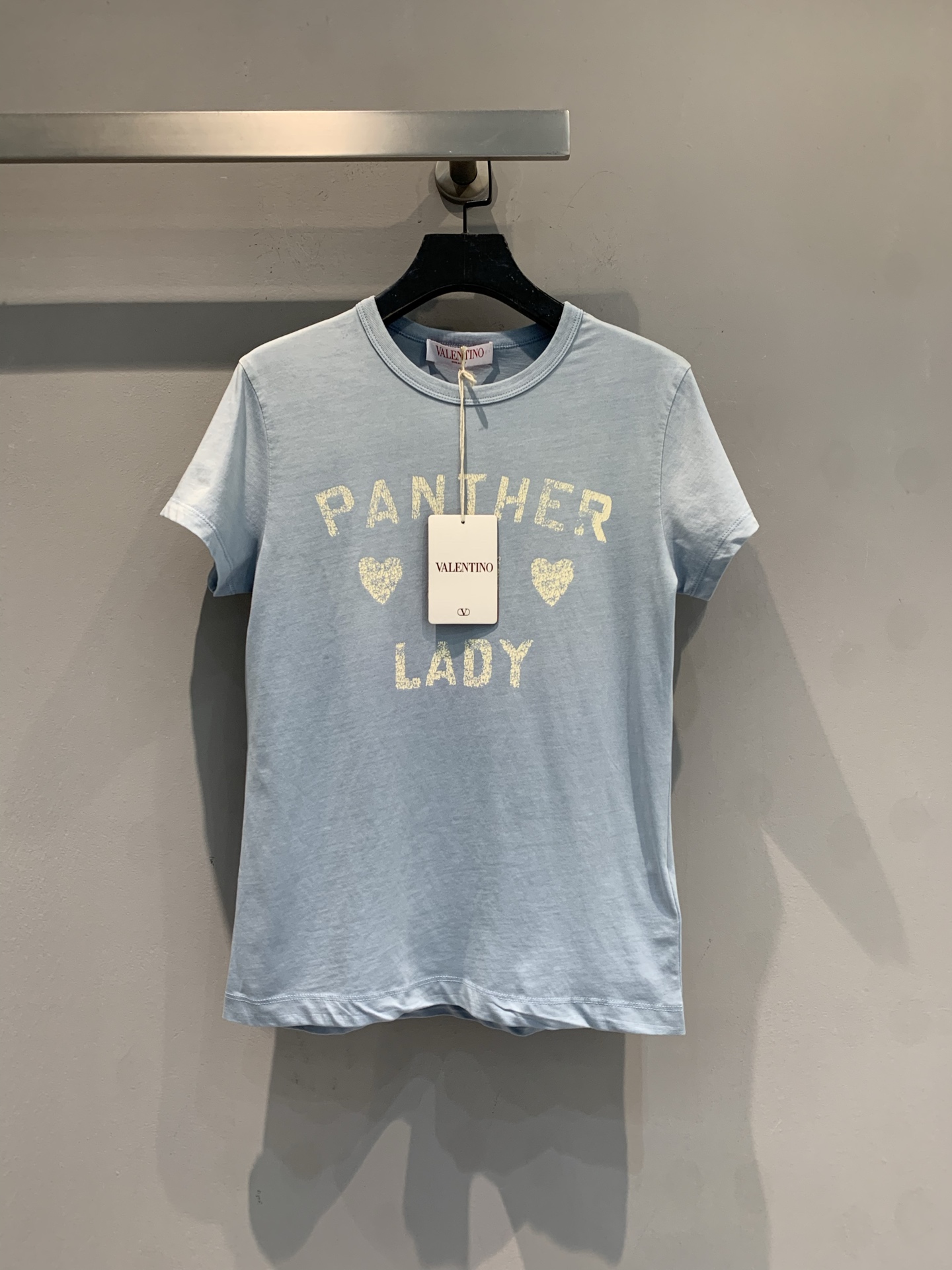 NO:790193,The new model is shipped. M original development Valentino* spring and summer Panther Lady series short-sleeved T-shirt, made of pure cotton, skin-friendly and breathable, super comfortable to wear in spring and summer!  'PANTHER LADY' letters on the front + leopard print love embroidery, retro and playful, full of details. Round neck and shoulder design, suitable for body shape, very versatile to wear alone or layered, easy to match jeans, skirts, daily outings, parties can be easily used!  Size SML,,valentino,skirts,jeans,T-shirt,tees,t-shirt,19860909新款出货啦M原版开发Valentino*春夏 Panther Lady系列短袖T恤,纯棉材质,亲肤透气,春夏穿超舒服！正面“PANTHER LADY”字母+豹纹爱心刺绣,复古又俏皮,细节满分.圆领正肩设计,合身不挑身材,单穿或内搭都很百搭,轻松搭配牛仔裤、半裙,日常出街、聚会都能轻松驾驭！码数SML,,valentino,skirts,jeans,T-shirt,tees，t-shirt,,Women's clothing