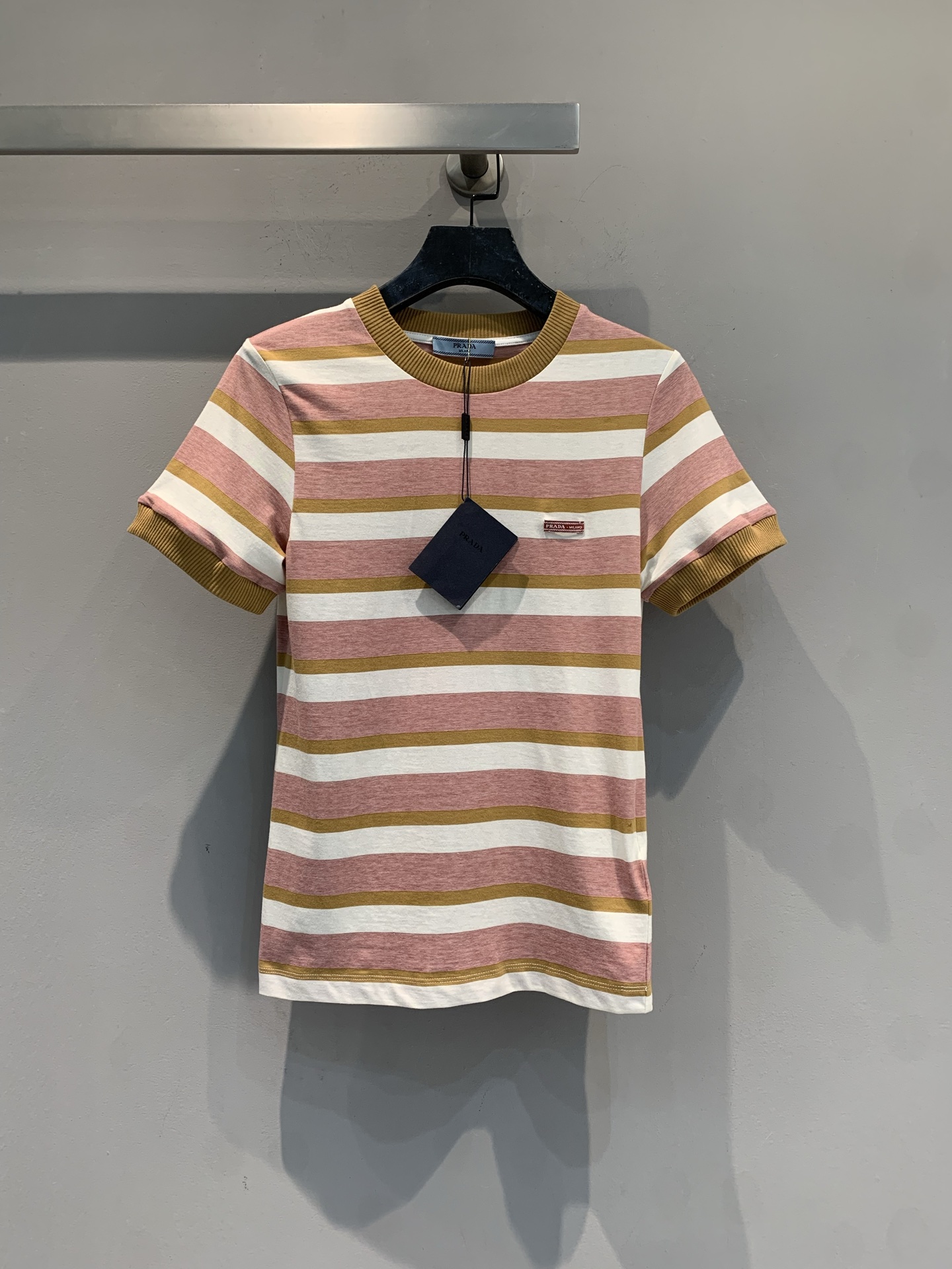 NO:790176,The new model is on the way. Originally developed by M, the Prad* spring and summer series pink and white striped short-sleeved T-shirt is made of milk fiber + bamboo fiber blend. It is soft, skin-friendly and breathable, and is super comfortable to wear in summer!  Pink and white + khaki stripes, round neck design, full of simple retro style. Short cut, paired with high-waisted jeans or skirts, you can easily look taller and slimmer. It is versatile for daily commuting and casual outings. It is comfortable and fashionable, and can easily create a variety of styles!  Size SML,,prada,skirts,jeans,T-shirt,tees,t-shirt,19860909新款出货啦M原版开发 Prad*春夏系列粉白条纹短袖T恤,采用牛奶纤维+竹纤维混纺,柔软亲肤又透气,夏天穿超舒服！粉白+卡其色条纹,圆领设计,简约复古风满满.短款剪裁,搭高腰牛仔裤或半裙,轻松显高显瘦,日常通勤、休闲出街都很百搭,舒适又时髦,轻松打造多种风格！码数SML,,prada,skirts,jeans,T-shirt,tees，t-shirt,,Women's clothing