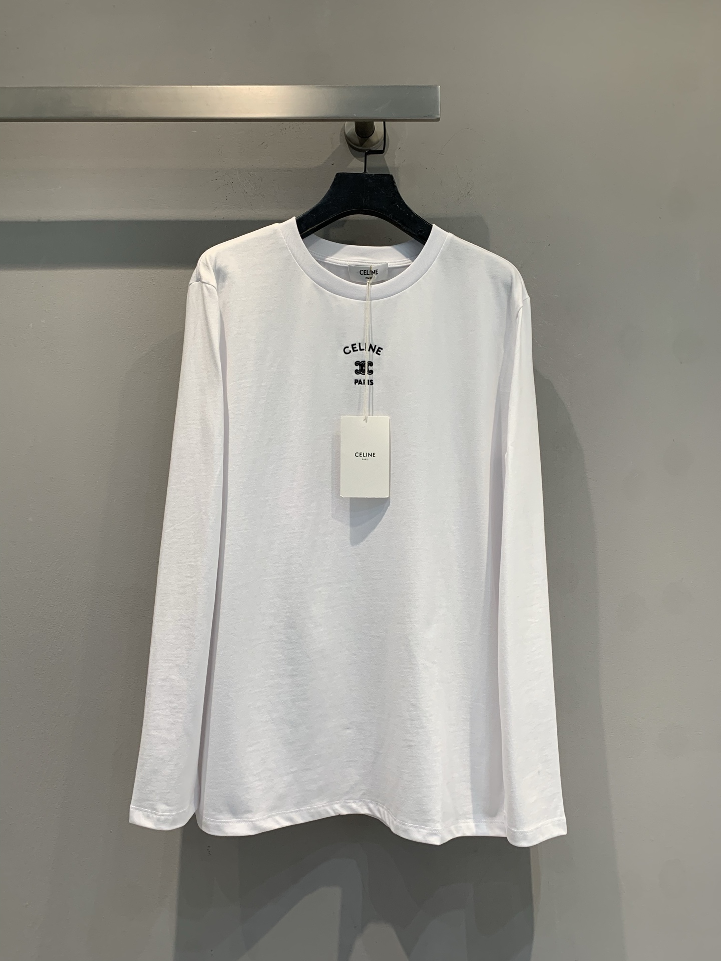 NO:790179,The new model has been shipped. The original development of the Celin* spring and summer series Arc de Triomphe white long-sleeved T-shirt is made of pure cotton, soft and skin-friendly, and the loose fit is super relaxed. The Arc de Triomphe logo on the chest is low-key and recognizable, and the round neck design is simple and versatile. It is OK to wear alone or layered. Whether paired with jeans or a skirt, you can easily switch between casual or commuting styles. It is a must-have and practical item in your wardrobe!  Size SML,,celine,skirts,jeans,tees,t-shirt,19860909新款出货啦原版开发 Celin*春夏系列凯旋门白色长袖T恤,纯棉材质,柔软亲肤,宽松版型超显松弛感.胸前凯旋门Logo低调有辨识度,圆领设计简约百搭,单穿或叠穿都很OK.无论配牛仔裤还是裙装,轻松切换休闲or通勤风,是衣橱必备实用单品！码数SML,,celine,skirts,jeans,tees，t-shirt,,Women's clothing