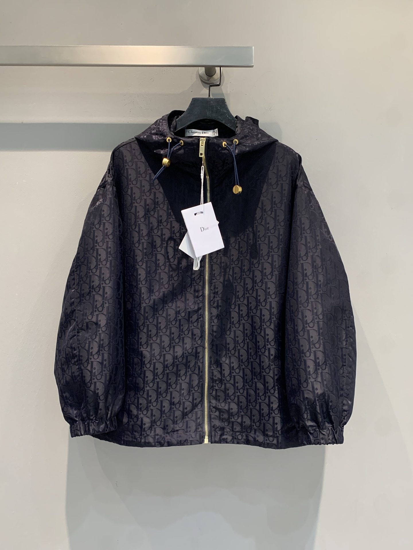 NO:762318,The new model is shipped. M original development CD spring and summer series presbyopic hooded windproof clothing, fabric imported from Italy, light and windproof, dark pattern presbyopic design is super recognizable!  Hooded + metal zipper, full of details, practical and fashionable. It can be easily used for daily commuting and outdoors, and it looks very high-end when paired with simple inner wear. It is suitable for sisters who pursue quality and design!  Code number 36 38 40,,hats,19860909新款出货啦M原版开发 CD春夏系列老花连帽防风服,意大利进口面料,轻盈防风,暗纹老花设计超有辨识度！连帽+金属拉链,细节满分,实用又时髦.日常通勤、户外都能轻松驾驭,搭配简约内搭就很高级.适合追求品质和设计感的姐妹们！码数36 38 40,,hats,,Women's clothing