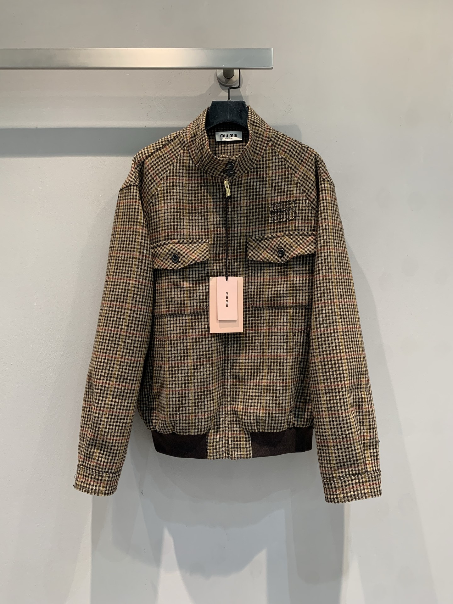 NO:790177,The new model has arrived. Miumi*'s new houndstooth Harrington jacket for early spring is made of wool blend, with a fine and shiny texture. It is very atmospheric for spring and autumn. Classic short design + detachable lapels, retro and practical, you can switch styles at will. The lining is branded, and the details are perfect!  The houndstooth pattern is British retro. It looks great with shirts or sweaters. It can be easily used for commuting and leisure. Size SML, miumiu, jackets & coats, shirts,19860909新款出货啦Miumi*早春新款千鸟格哈灵顿夹克,采用羊毛混纺,质感细腻有光泽,春秋穿超有氛围感.经典短款设计+可拆卸翻领,复古又实用,随心切换风格.内衬有品牌标识,细节满分！千鸟格纹英伦复古,搭配衬衫或针织衫都很出彩,通勤休闲都能轻松驾驭,码数SML,,miumiu,jackets & coats,shirts,,Women's clothing