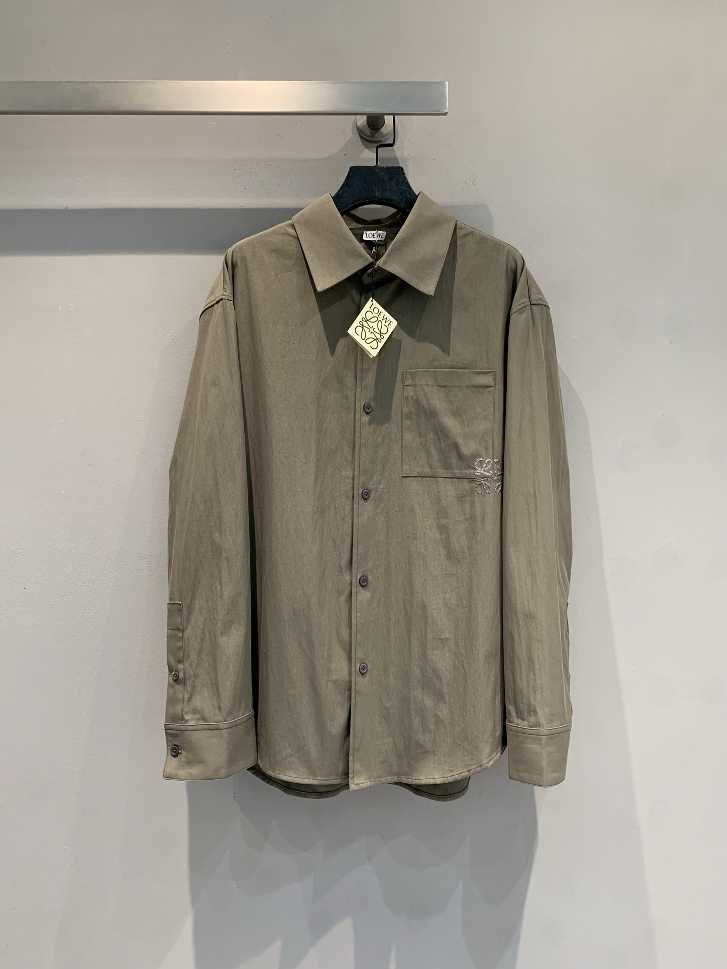 NO:791951,New model shipped M original development  Loew* early spring series khaki gray shirt with embroidered logo, made of medium-weight cotton twill, soft and drapey, super comfortable to wear. Oversize version, casual and neat, suitable for all body types. Two-tone embroidered logo on chest pocket, low  The tone has a sense of detail. The low saturated gray tone is versatile and easy to wear when commuting or going out on the street. It looks great when worn alone or layered with T-shirts. Size SML, loewe, versace, shirts, tees, t-shirt,19860909新款出货啦M 原版开发 Loew*早春系列刺绣logo卡其灰衬衫,采用中克重棉质斜纹布,柔软有垂坠感,穿着超舒适.Oversize版型,随性又利落,适合各种身材.胸前口袋双色刺绣Logo,低调又有细节感.低饱和灰调,百搭不挑人,通勤、出街都能轻松驾驭.单穿或叠搭T恤都很出彩.码数SML,,loewe,versace,shirts,tees，t-shirt,,Women's clothing