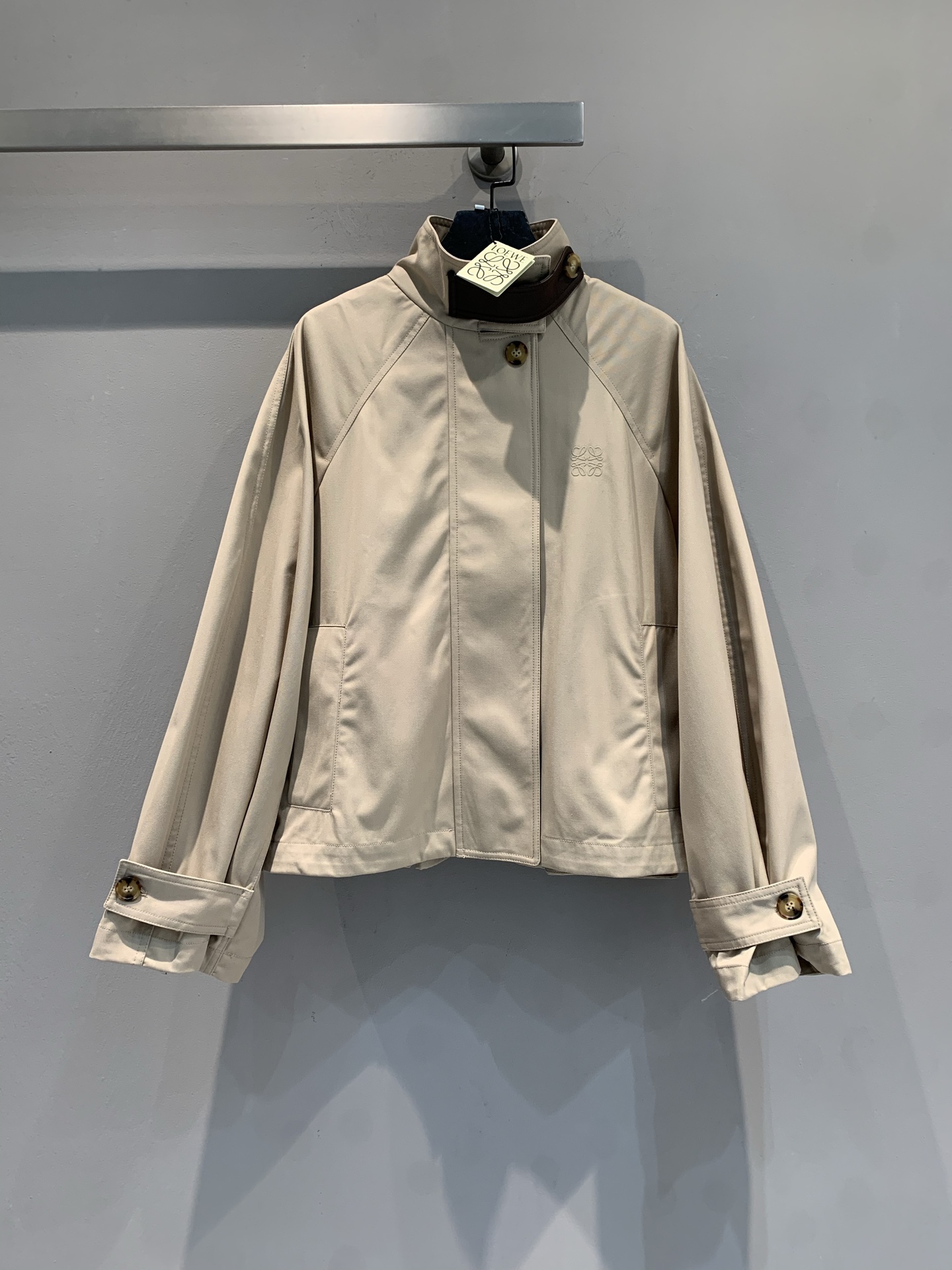 NO:790183,The new model is shipping, originally developed by Loew* for early spring, new leather button stand collar short windbreaker, khaki windproof fabric, spliced ​​leather stand collar, perfect details!  The short umbrella silhouette is playful and elegant, friendly to small people, and can be easily worn with a high-end feel. The cuffs are adjustable and the hem is slightly scattered at the back, which is practical and stylish. Paired with light-colored jeans or skirts, it looks great in daily commuting. It is easy to switch styles, fashionable and versatile!  Code numberSML,,loewe,skirts,jeans,19860909新款出货啦 原版开发 Loew*早春新款皮扣立领短款风衣,卡其色防风面料,拼接皮革立领,细节满分！短款伞版廓形,俏皮又优雅,小个子友好,轻松穿出高级感.袖口可调节,背后微散下摆,实用又有设计感.搭配浅色牛仔裤或裙装,通勤日常都很出彩,轻松切换风格,时髦又百搭！码数SML,,loewe,skirts,jeans,,Women's clothing