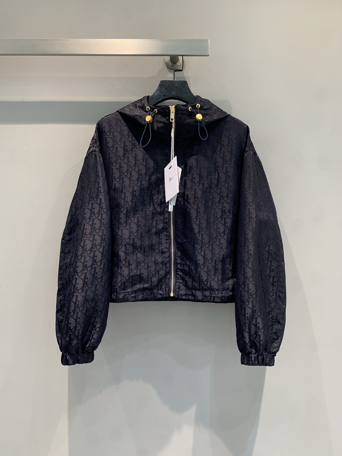 NO:790191,The new model has been shipped. The original CD spring and summer series presbyopic short sun protection jacket is made of customized jacquard fabric, with a dark pattern presbyopic design that is low-key and luxurious. Metal zipper + gold snap button, full of details. The hooded short version is windproof and fashionable, and can be easily used for daily outings or light luxury occasions. The fabric is light and comfortable, very suitable for spring and autumn, paired with a pleated skirt or high heels, it is sweet, cool, elegant and easy to get!  Size 36 38 40,,high heels,skirts,jackets & coats,hats,19860909新款出货啦 原版开发 CD春夏系列老花短款防晒外套,采用定制提花面料,暗纹老花设计低调奢华.金属拉链+金色按扣,细节满分.连帽短款版型,防风又时髦,日常出街或轻奢场合都能轻松驾驭.面料轻盈舒适,春秋季节穿着超合适,搭配百褶裙或高跟鞋,甜酷优雅轻松get！码数36 38 40,,high heels,skirts,jackets & coats,hats,,Women's clothing