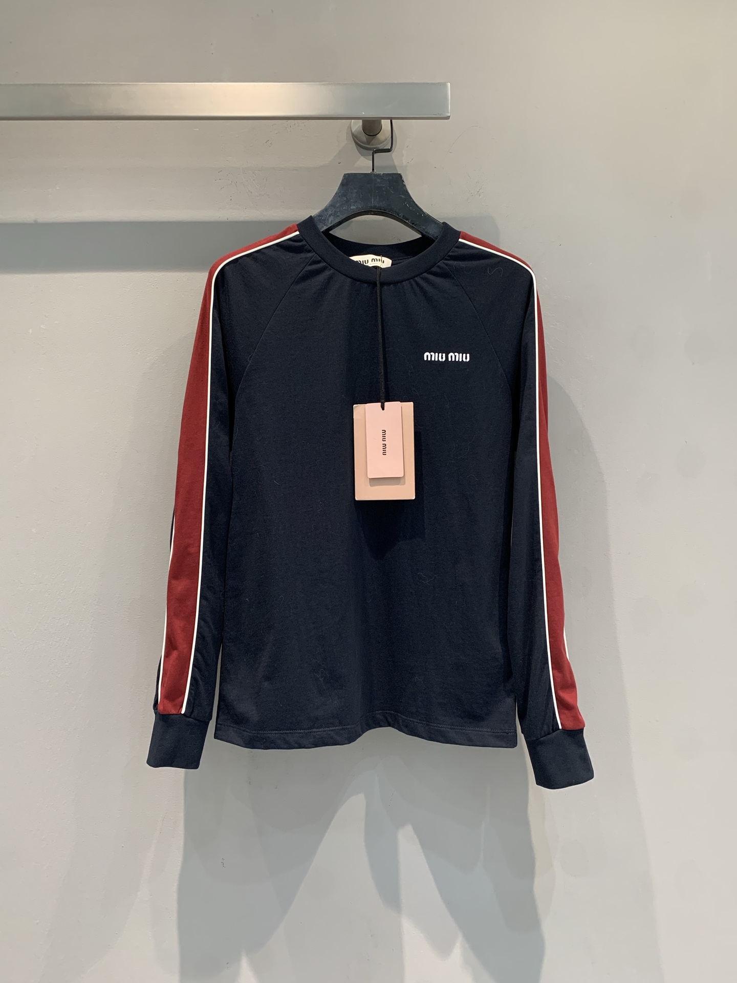 NO:790197,The new model is shipped. M is originally developed by Miumi* spring and summer series dark blue and red color-blocked long-sleeved T-shirt. The cotton fabric is soft and comfortable, and it is super friendly for daily wear!  Raglan sleeves + red and white webbing, full of retro sporty feel, and the brand logo on the chest is very recognizable. The loose version is not flattering on the figure, and it is OK to wear alone or layered. It can be easily matched with jeans and sports pants, casual and fashionable, and it is a must-have and versatile item for Miu girls' wardrobe!  Code number SML,,miumiu,jeans,tees,t-shirt,19860909新款出货啦M 原版开发 Miumi*春夏系列深蓝撞红拼色长袖T恤,棉质面料柔软舒适,日常穿着超友好！插肩袖+红白织带,复古运动感满满,胸前品牌标志超有辨识度.宽松版型不挑身材,单穿或内搭都很OK,轻松搭配牛仔裤、运动裤,休闲又时髦,是Miu女孩衣橱必备百搭单品！码数SML,,miumiu,jeans,tees，t-shirt,,Women's clothing