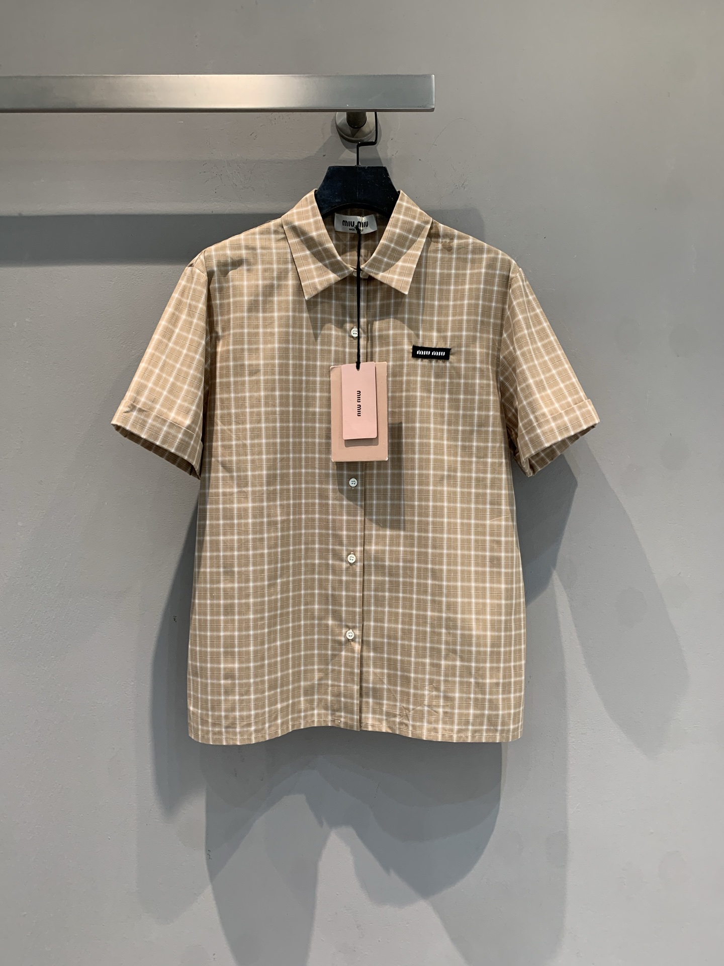 NO:790203,The new model is shipping. M is originally developed by Miumi* spring and summer series light khaki plaid short-sleeved shirt. It is made of light and breathable fabric. It is super comfortable to wear in spring and summer!  Classic plaid + black logo, perfect for recognition. The short-sleeved design is OK to wear alone or layered, and can easily create a neutral or retro style. The cut is loose and can accommodate a variety of body types. It can be easily controlled for daily commuting and leisure, comfortable and fashionable!  Size SML,,miumiu,shirts,T-shirt,19860909新款出货啦M 原版开发 Miumi*春夏系列浅卡其色格纹短袖衬衫,轻薄透气面料,春夏穿超舒服！经典格纹+黑色Logo,辨识度满分.短袖设计,单穿或叠搭都很OK,轻松打造中性or复古风.剪裁宽松,包容多种身材,日常通勤、休闲都能轻松驾驭,舒适又时髦！码数SML,,miumiu,shirts,T-shirt,,Women's clothing