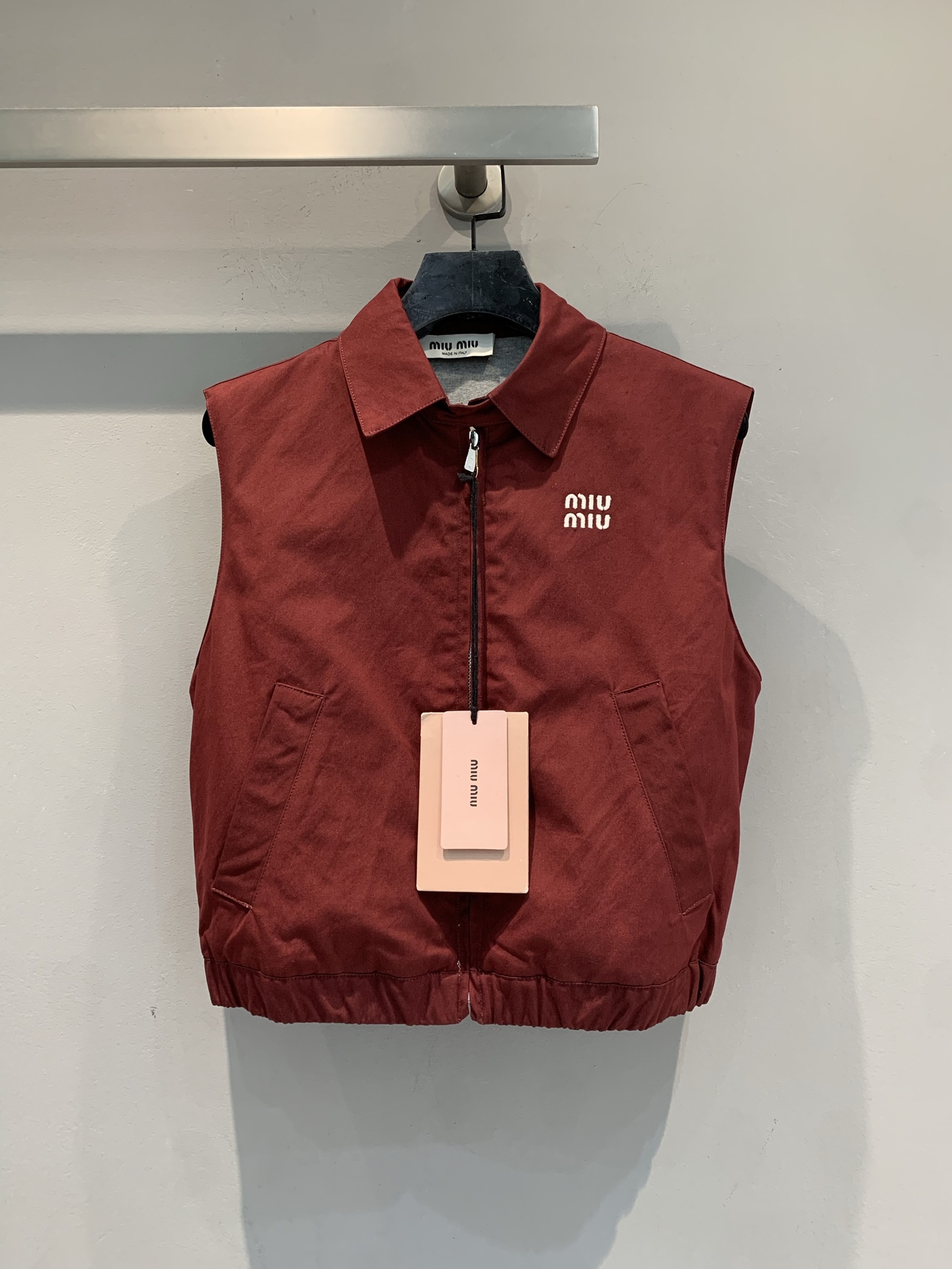 NO:790911,The new model is shipping. Originally developed by Miumi* spring and summer series burgundy zipper vest, lapel design + high-quality polyester, lightweight and durable!  Front zipper + brand embroidery, perfect details. The pockets on both sides are super practical, perfect for daily wear or layering. The burgundy color is full of retro feel. Pair it with a short skirt of the same color or a contrasting inner layer, and you can easily get the American retro style, and the photo rate is super high. A must-have for fashionistas!  Code numberSML,,miumiu,skirts,19860909新款出货啦原版开发 Miumi*春夏系列酒红色拉链马甲,翻领设计+高品质涤纶,轻便又耐穿！正面拉链+品牌刺绣,细节满分.两侧口袋超实用,日常穿搭或叠穿都很OK.酒红色复古感十足,搭配同色系短裙或撞色内搭,轻松get美式复古风,拍照出片率超高.时髦精必入！码数SML,,miumiu,skirts,,Women's clothing