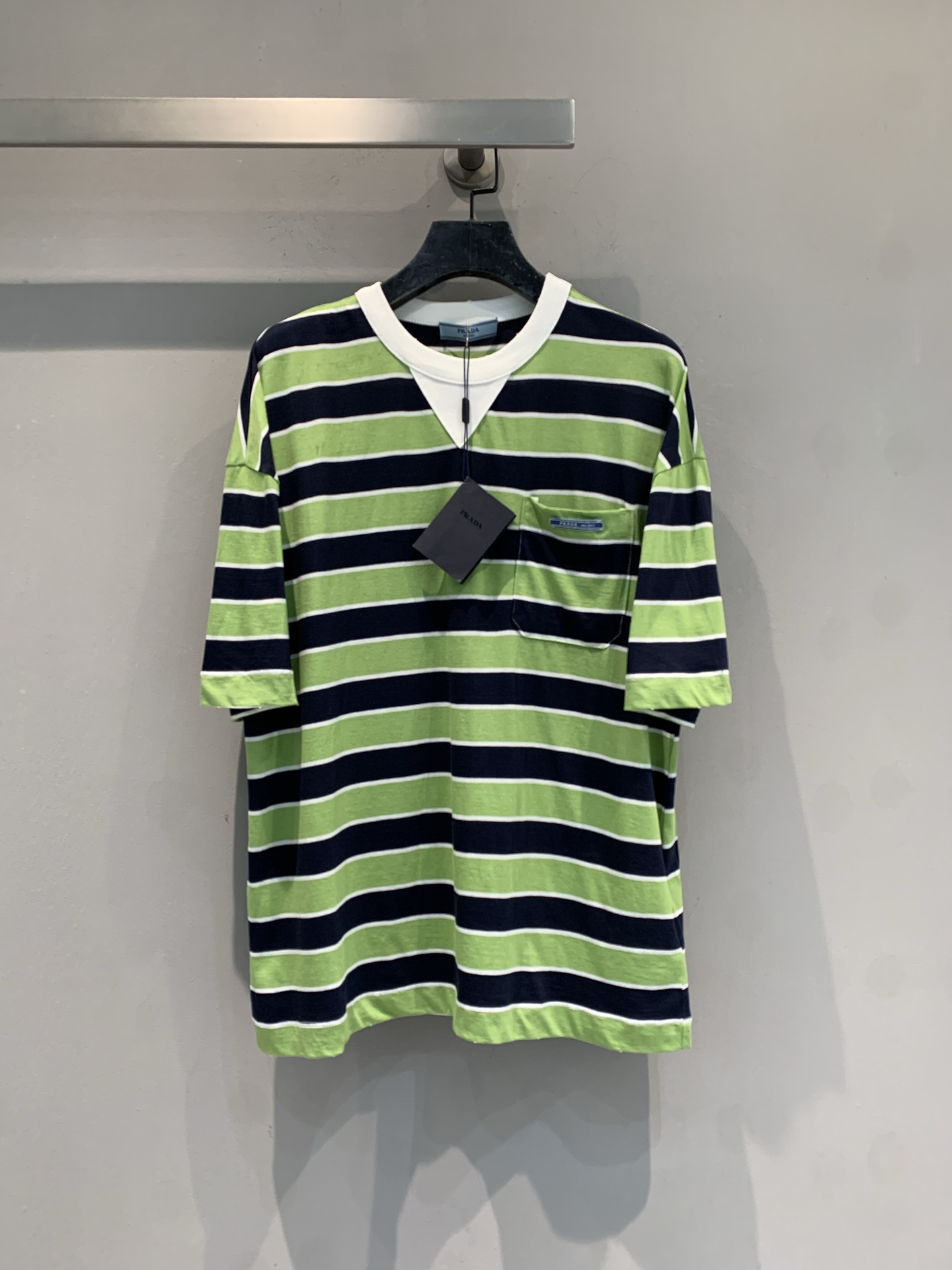 NO:790905,The new model is shipping. M original developed Prad* spring and summer series contrasting striped short-sleeved T-shirt, loose fit, soft and comfortable cotton fabric, super friendly for daily wear. Green + dark blue stripes, white round collar, simple and energetic. Small chest pocket + brand logo, perfect details!  The striped element is classic and versatile. Pair it with a white skirt or jeans, and you can easily get the Korean casual style. It is suitable for commuting, traveling, and daily outings. It is comfortable and fashionable!  Size SML,,prada,skirts,jeans,T-shirt,tees,t-shirt,19860909新款出货啦M 原版开发Prad*春夏系列撞色条纹短袖T恤,宽松版型,棉质面料柔软舒适,日常穿着超友好.绿色+深蓝条纹,白色圆领,简约又有活力.胸前小口袋+品牌标识,细节满分！条纹元素经典百搭,配白色短裙或牛仔裤,轻松get韩系休闲风～通勤、旅行、日常出街都很适合,舒适又时髦！码数SML,,prada,skirts,jeans,T-shirt,tees，t-shirt,,Women's clothing