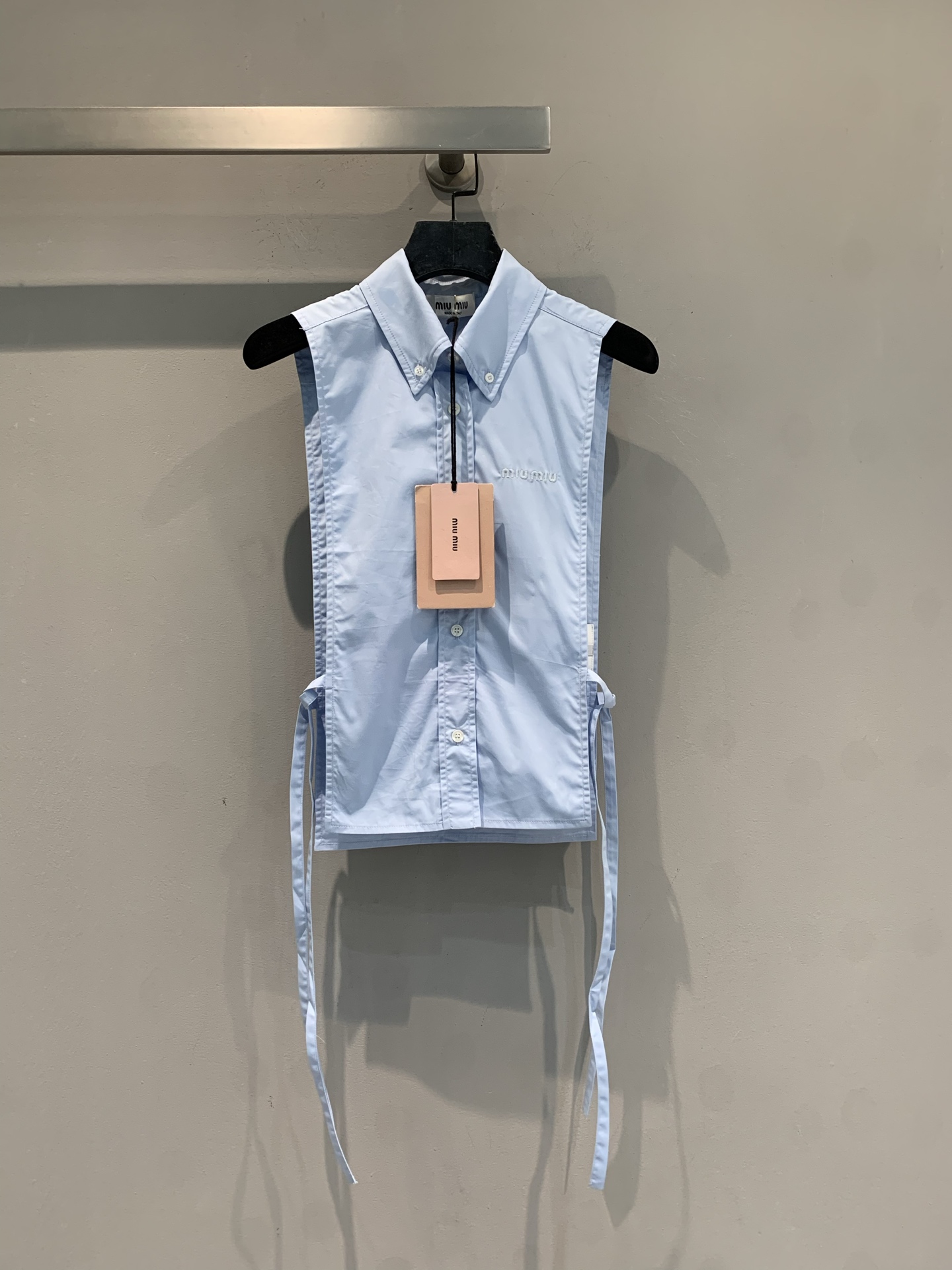 NO:790908,The new model is shipping. The original developed Miumi* spring and summer series lace-up sleeveless shirt vest, classic lapel + single-breasted design, simple and modern. The straps on both sides can adjust the silhouette, making it more flexible to wear. High-quality cotton blended fabric, breathable and comfortable, perfect for spring and summer!  Fresh and versatile, it can be easily used for commuting, leisure, and layering, and can easily create a Korean cool or college style look. Size SML,,miumiu,shirts,19860909新款出货啦 原版开发 Miumi*春夏系列系带无袖衬衫马甲,经典翻领+单排扣设计,简约又现代.两侧绑带可调节廓形,穿搭更灵活.高品质棉混纺面料,透气舒适,春夏季节超适合！清新百搭,通勤、休闲、叠搭都能轻松驾驭,轻松打造韩系清冷或学院风造型.码数SML,,miumiu,shirts,,Women's clothing