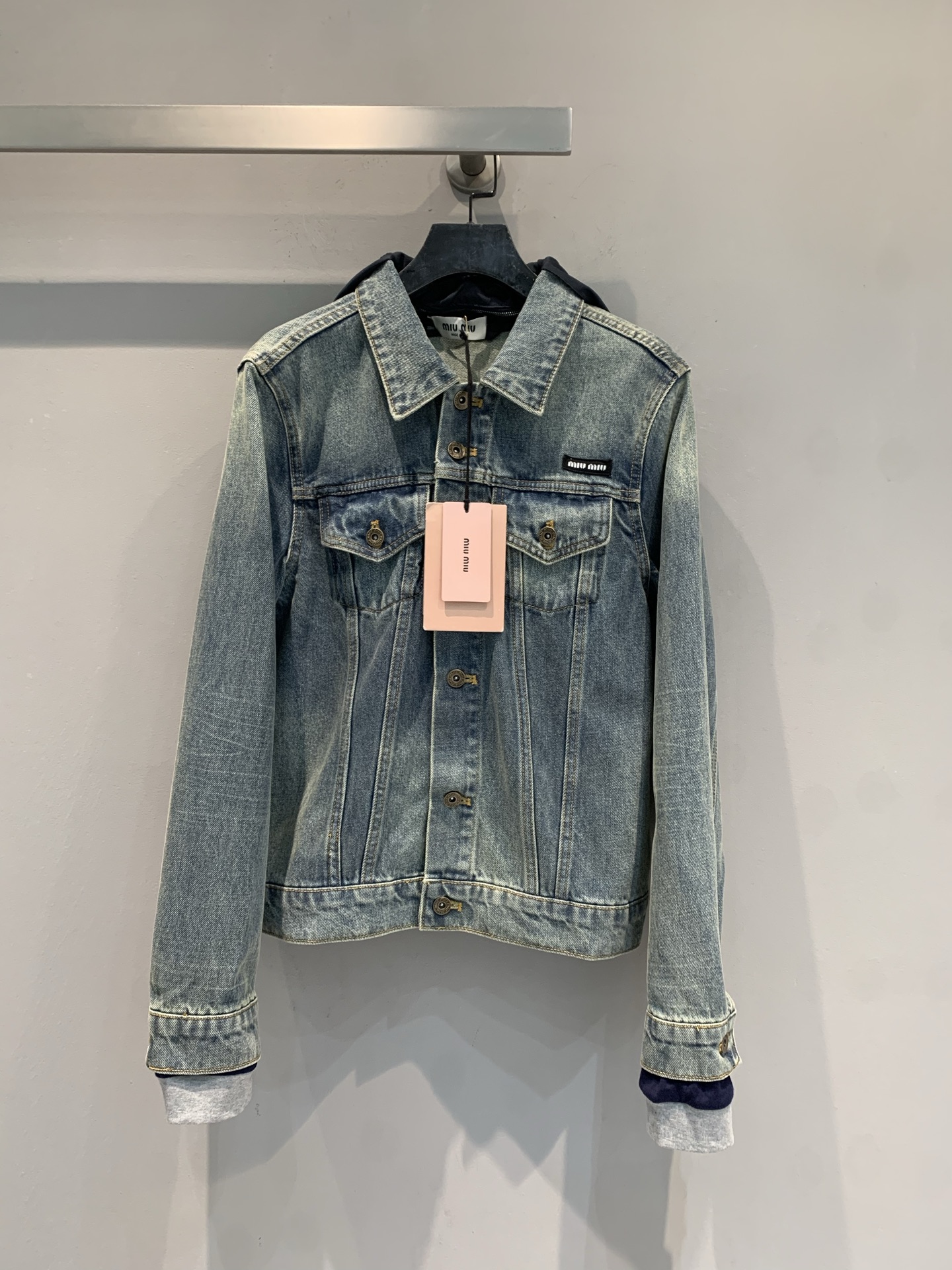 NO:793458,The new model is shipped. M is an original developed Miumi* early spring series retro hooded denim jacket, with retro washed and distressed craftsmanship, denim + nylon splicing, and the fake two-piece design is super layered!  The hood is detachable, making it more flexible to wear, and you can easily adjust the sweet and cool style. Metal buttons + loose fit, comfortable and fashionable, suitable for daily outings or concave shapes!  Pair it with khaki shorts and work boots, and you can easily get the lazy lady style~ Size SML,,miumiu,boots,shorts,jackets & coats,hats,19860909新款出货啦M 原版开发 Miumi*早春系列复古连帽牛仔外套,复古水洗做旧工艺,牛仔布+尼龙拼接,假两件设计超有层次感！连帽可拆卸,穿搭更灵活,甜酷风格轻松拿捏.金属纽扣+宽松版型,舒适又时髦,日常出街或凹造型都很OK！搭配卡其短裤、工装靴,轻松get慵懒大小姐风～码数SML,,miumiu,boots,shorts,jackets & coats,hats,,Women's clothing