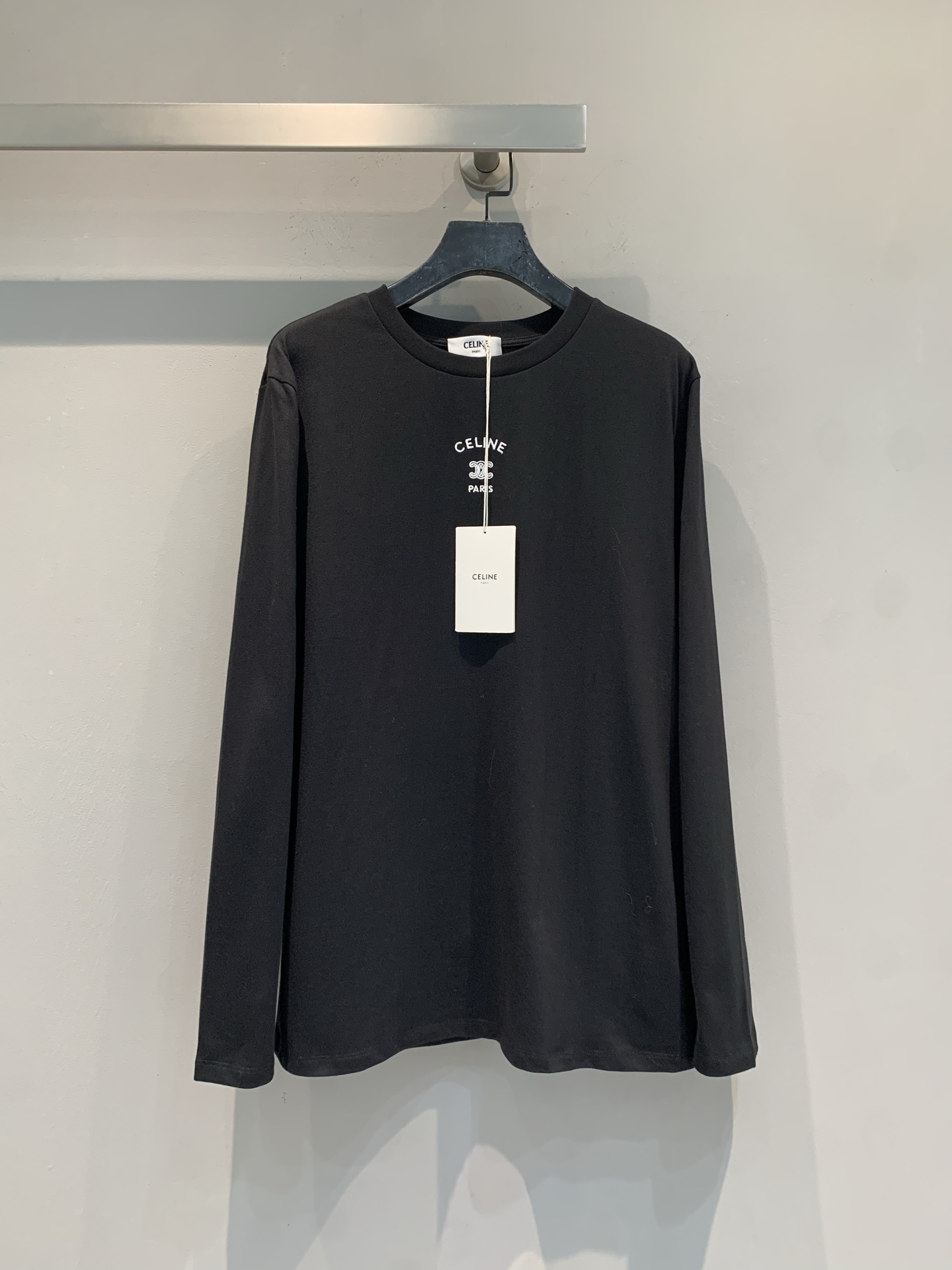 NO:793487,The new model is now shipping. The original development of Celin* spring and summer series Arc de Triomphe long-sleeved T-shirt is made of pure cotton, soft and skin-friendly, and the loose fit is super relaxed. The Arc de Triomphe logo on the chest is low-key and recognizable, and the round neck design is simple and versatile. It is OK to wear alone or layered. Whether paired with jeans or a skirt, you can easily switch between casual or commuting styles. It is a must-have and practical item in your wardrobe!  Size SML,,celine,skirts,jeans,tees,t-shirt,19860909新款出货啦M 原版开发 Celin*春夏系列凯旋门长袖T恤,纯棉材质,柔软亲肤,宽松版型超显松弛感.胸前凯旋门Logo低调有辨识度,圆领设计简约百搭,单穿或叠穿都很OK.无论配牛仔裤还是裙装,轻松切换休闲or通勤风,是衣橱必备实用单品！码数SML,,celine,skirts,jeans,tees，t-shirt,,Women's clothing