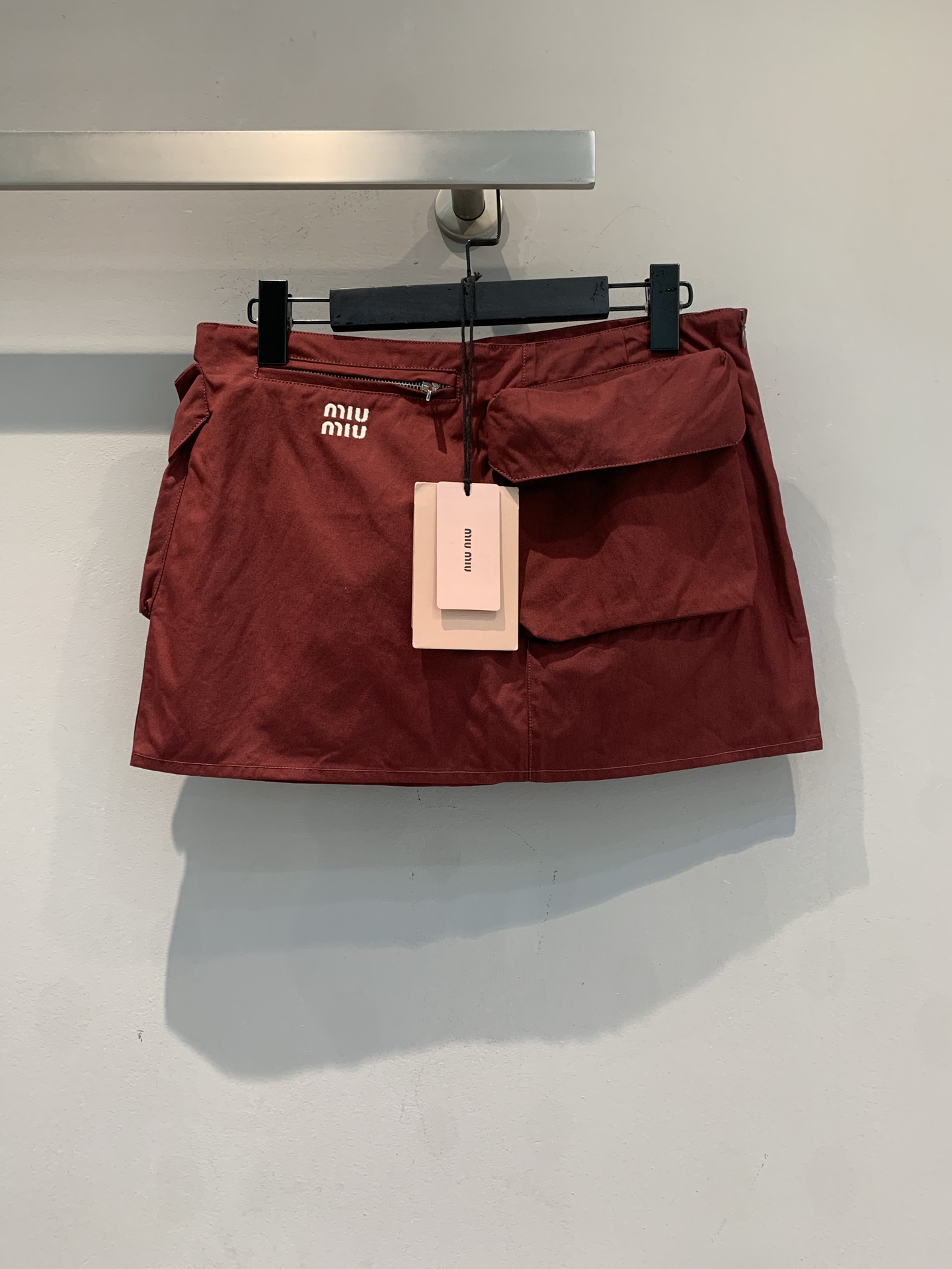 NO:793451,The new model is on the way. The originally developed Miumi* spring and summer series burgundy workwear skirt is made of lightweight nylon fabric, three-dimensional multi-pocket design, zipper + metal hanging details, super street style. Short cut, paired with an off-the-shoulder top or vest, you can easily create a sweet and cool girl style, which is very good for daily outings and festival occasions!  The burgundy color is rich and retro, with perfect layering. It is a popular item in the early spring series. It is fashionable and practical, and can easily control a variety of styles. Size SML, miumiu, skirts,19860909新款出货啦M 原版开发 Miumi*春夏系列酒红色工装裙,采用轻质尼龙面料,立体多口袋设计,拉链+金属挂饰细节超有街头感.短款剪裁,搭配露肩上衣或马甲,轻松打造甜酷辣妹风,日常出街、节日场合都很出彩！酒红色调浓郁复古,层次感满分,是早春系列热门单品,时髦又实用,轻松驾驭多种风格.码数SML,,miumiu,skirts,,Women's clothing