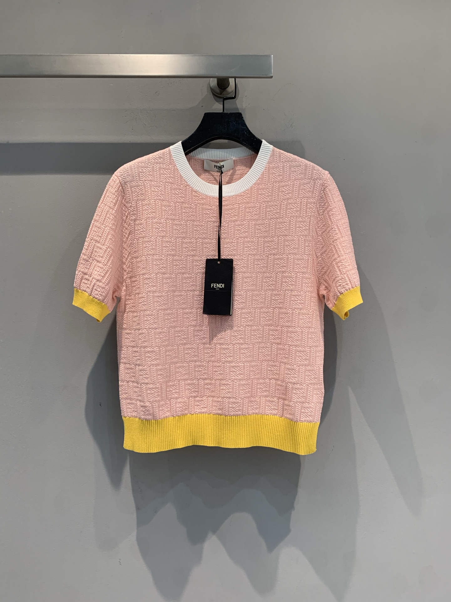 NO:793445,The new model has been shipped. M fend* early spring series contrasting knitted short-sleeves are made of soft knitted material and the pink and yellow contrasting design is super vibrant!  Round neck + right shoulder cut, loose fit, comfortable and fashionable, perfect for summer~ The fabric is light and breathable, easy to wear in daily life or on vacation. F family’s classic style, full of details, looks great with jeans or skirts, easy to get a high-end look!  Size SML,,fendi,fendi,skirts,jeans,T-shirt,19860909新款出货啦M fend*早春系列撞色针织短袖,采用柔软针织材质,粉黄撞色设计超有活力！圆领+正肩剪裁,宽松版型,舒适又时髦,夏天穿超合适～面料轻盈透气,日常或度假都能轻松驾驭.F家经典风格,细节满分,搭配牛仔裤或半身裙都很出彩,轻松get高级感穿搭！码数SML,,fendi,fendi,skirts,jeans,T-shirt,,Women's clothing