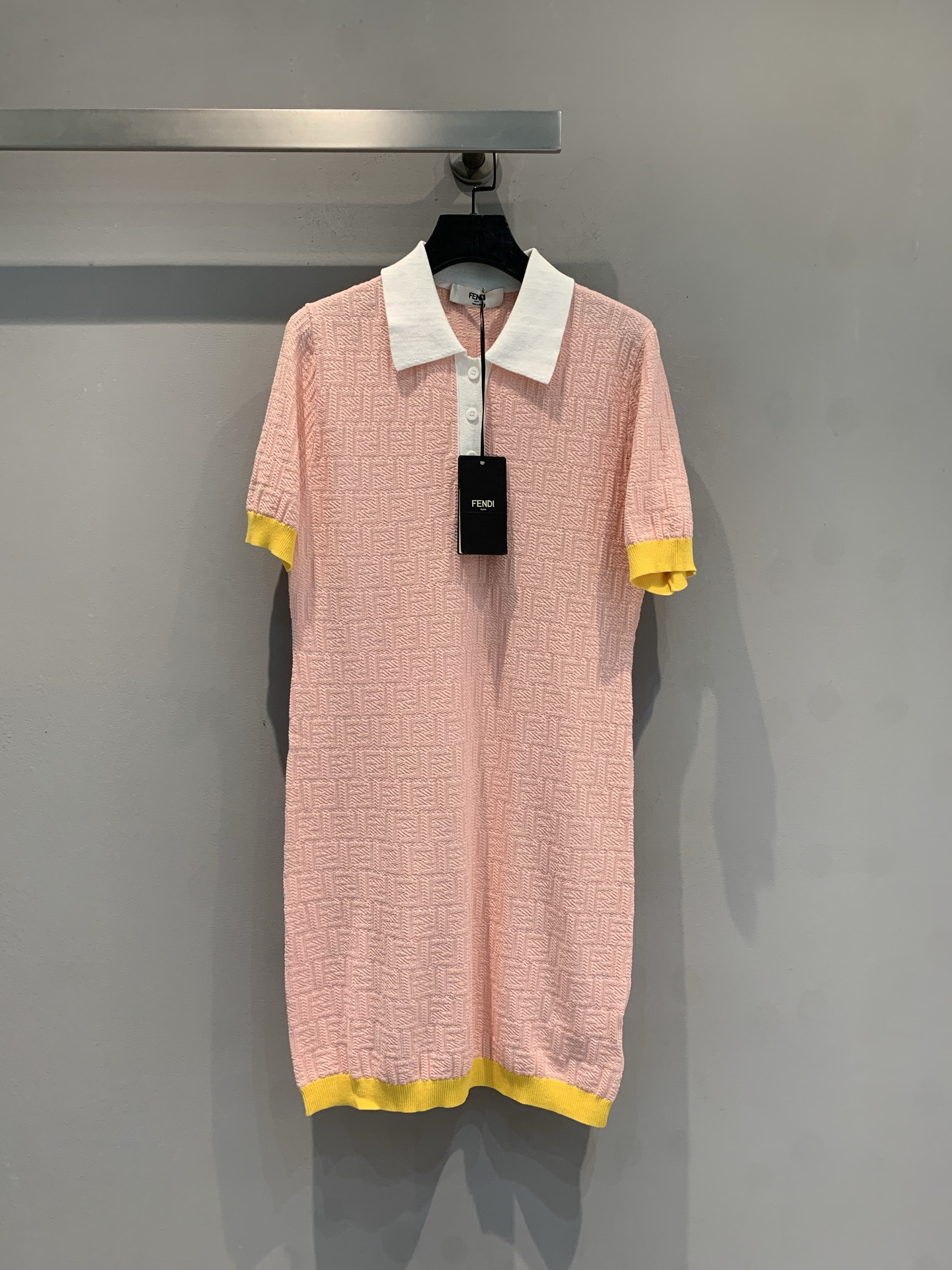 NO:793439,The new model has been shipped. The fend* spring and summer series contrasting Polo collar dress, cherry blossom foundation color + bright yellow contrasting color, looks energetic and white!  The knitted fabric is soft and skin-friendly, and is super comfortable and not stuffy in summer. The slim fit + classic Polo collar and small buttons give it a full college feel, age-reducing and well-behaved. The skirt is moderate in length, friendly to small people, and can be easily managed for commuting, dating, and afternoon tea. Pair it with white shoes or small leather shoes, and the accessories can be stacked to be more refined, and you can easily get the atmosphere!  Code numberSML,,fendi,skirts,19860909新款出货啦 fend*春夏系列撞色Polo领连衣裙,樱花粉底色+明黄撞色,元气又显白！针织面料软糯亲肤,夏天穿超舒服不闷热.修身版型+经典Polo领和小纽扣,学院感满满,减龄又乖巧.裙长适中,小个子友好,通勤、约会、下午茶都能轻松驾驭.搭配小白鞋或小皮鞋,配饰叠戴更精致,氛围感轻松get！码数SML,,fendi,skirts,,Women's clothing