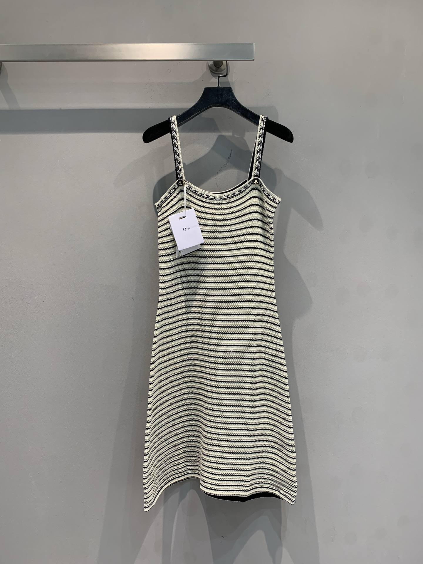 NO:791932,The new model M CD spring and summer series black and white striped knitted suspender dress is soft and skin-friendly, super comfortable to wear in summer!  The pinstripe design makes you slim and flatters your figure, and the suspender + shoulder details are very fashionable. The skirt length is moderate, and it can be worn alone or layered with a cardigan or jacket. It can be easily worn for commuting, vacation, and daily life ~ The striped element is classic and timeless. Pair it with sandals or canvas shoes to easily get a refreshing summer look!  Size 36 38 40,,sandals,skirts,jackets & coats,19860909新款出货啦M CD春夏系列黑白条纹针织吊带连衣裙,柔软亲肤,夏天穿超舒服！细条纹设计显瘦又修饰身形,吊带+肩部细节很有时髦感.裙长适中,单穿或叠搭开衫、外套都很百搭,通勤、度假、日常都能轻松驾驭～条纹元素经典不过时,搭配凉鞋或帆布鞋,轻松get夏日清爽look！码数36 38 40,,sandals,skirts,jackets & coats,,Women's clothing