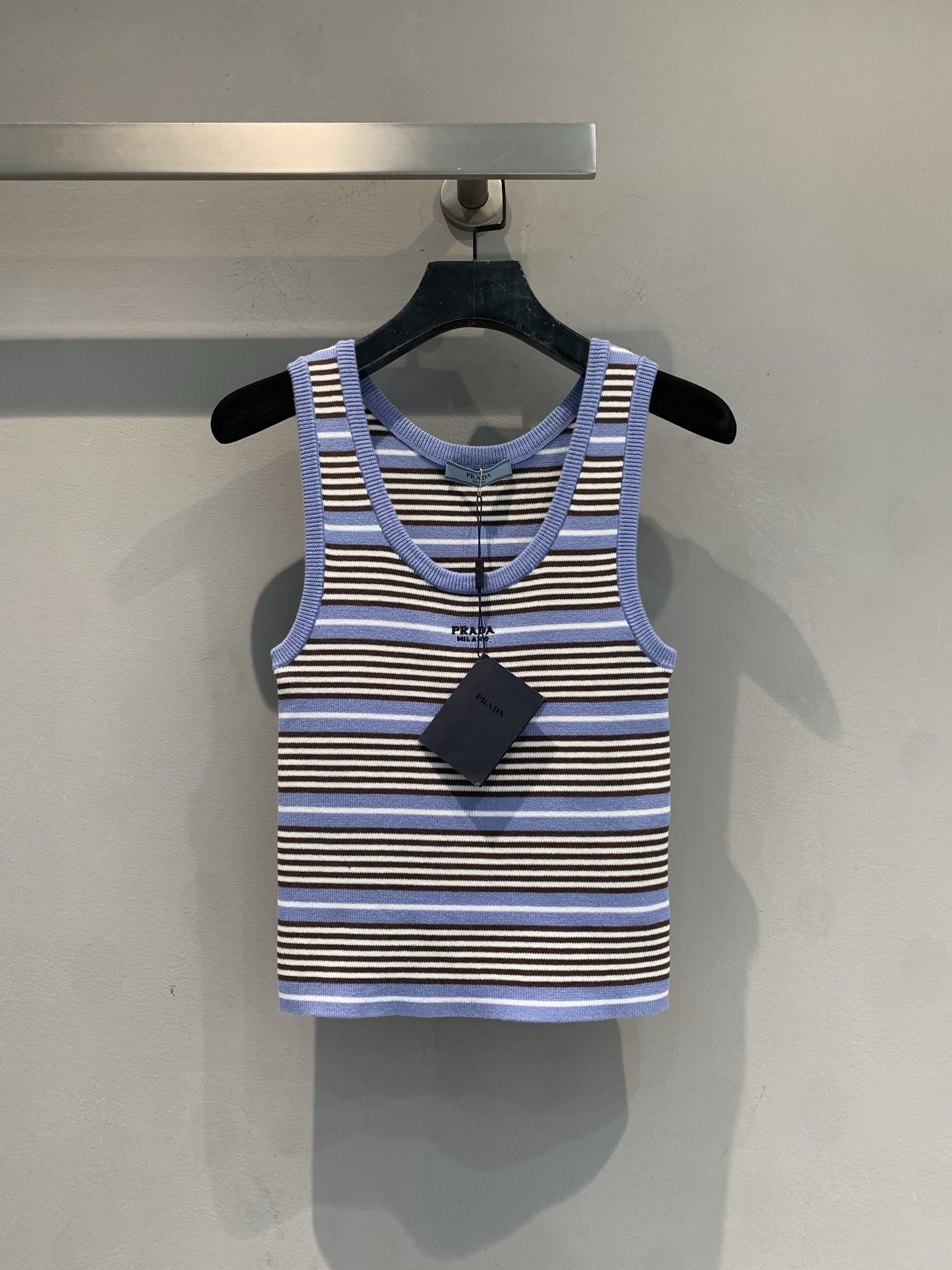 NO:791933,The new M Prad* spring and summer series striped knitted vest has a contrasting design of haze blue, milk white and thin black stripes. It is fresh, retro and white. The soft and waxy knitted fabric is full of elasticity and is super comfortable to wear close to the body. It is OK to wear alone or layered in spring and summer!  Slim fit, waistline tailoring, easily highlights body curves, right-angle shoulder effect. Versatile attributes, can be easily worn with jeans, skirts, suits, and can be worn for commuting and casual dating!  Size SML,,prada,skirts,jeans,business suit,19860909新款出货啦M Prad*春夏系列条纹针织背心,雾霾蓝、奶白、细黑条纹撞色设计,清新复古又显白.软糯针织面料,弹力十足,贴身穿着超舒适,春夏单穿或叠搭都很OK！修身版型,腰线剪裁,轻松凸显身材曲线,直角肩效果get.百搭属性,牛仔裤、半裙、西装都能轻松驾驭,通勤休闲约会都能穿！码数SML,,prada,skirts,jeans,business suit,,Women's clothing