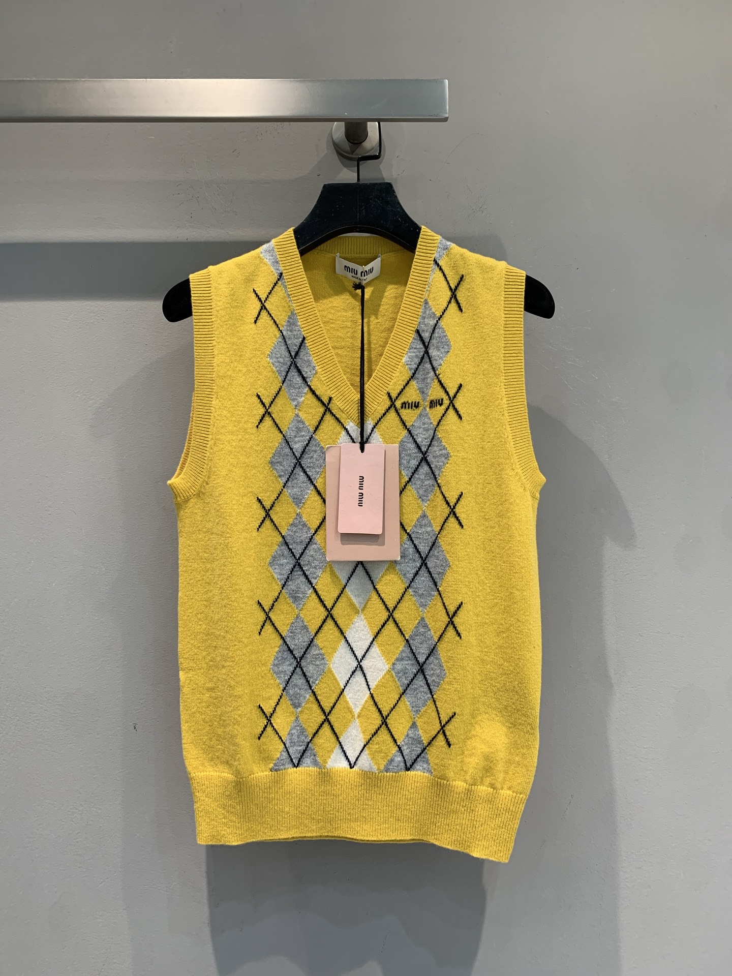 NO:791937,The new model is shipped. MY version is developed. Miumi*'s new diamond cashmere vest for early spring is made of imported cashmere fabric, which has a fine texture and is soft against the skin. The classic diamond design is retro and smart, and the bright colors instantly light up the look. Whether it is worn with a shirt inside to create an intellectual commuting style, or worn with a short skirt to show playful vitality, it can be easily held. Size SML,, miumiu, skirts, shirts,19860909新款出货啦MY版开发 Miumi*早春新款菱格纹山羊绒背心,采用进口山羊绒面料,质感细腻,亲肤柔软.经典菱格纹设计,复古又灵动,明亮色彩瞬间点亮造型.无论是内搭衬衫打造知性通勤风,还是外穿搭配短裙尽显俏皮活力,都能轻松hold住.码数SML,,miumiu,skirts,shirts,,Women's clothing