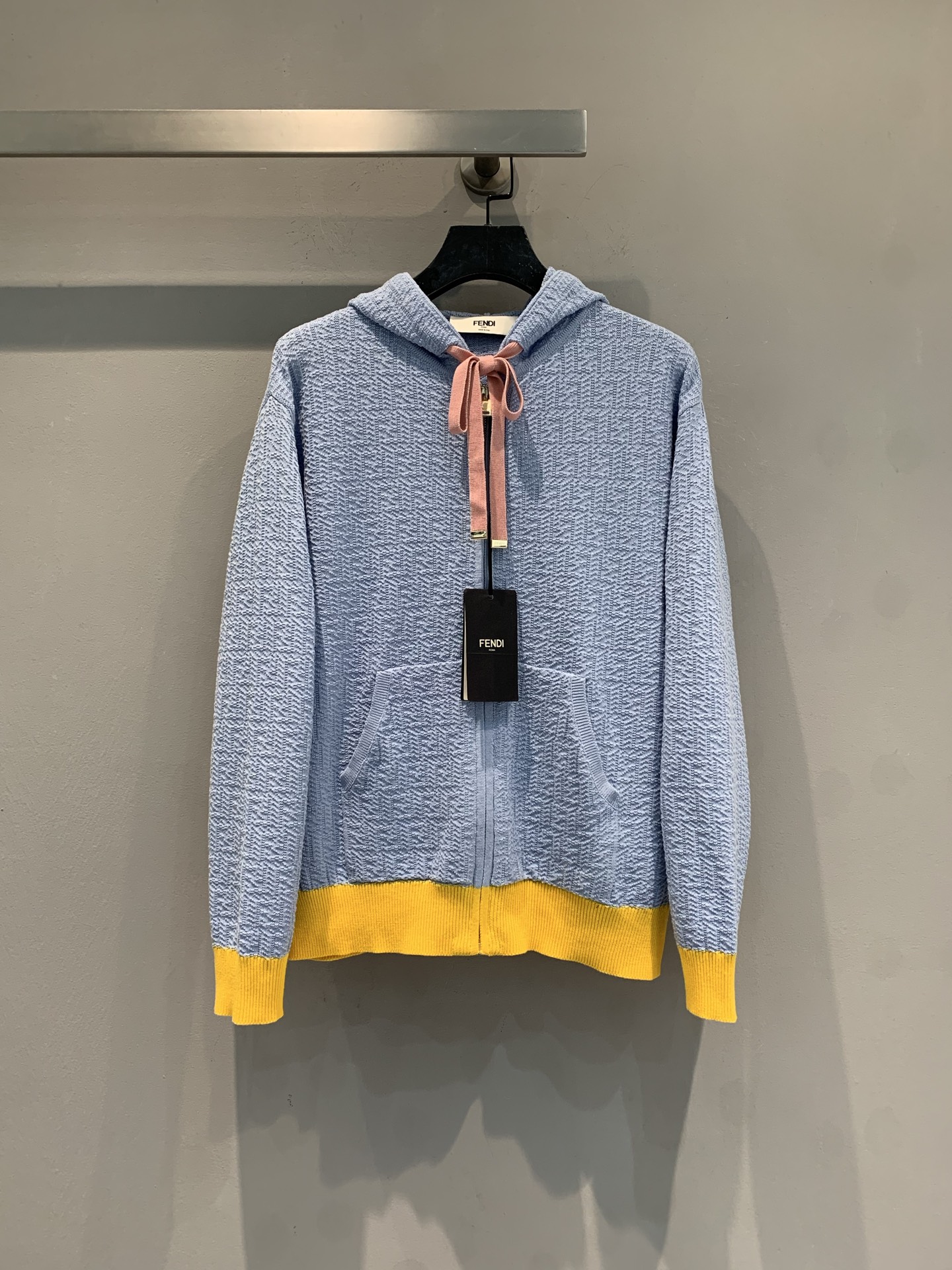 NO:792983,The new model is shipped M. The original development of Fend* early spring new contrasting lace-up hooded zipper cardigan. The blue and yellow contrasting design is super eye-catching, glacier blue knitting + yellow cuff hem, pink bow embellishment, full of girly feeling. Soft knitted fabric, comfortable to wear, casual and fashionable hooded design, suitable for daily outings or early spring wear. Paired with jeans or skirts, you can easily get a lazy atmosphere, it is a must-have highlight item in the spring wardrobe!  Code numberSML,,fendi,skirts,jeans,hats,19860909新款出货啦M 原版开发 Fend*早春新款撞色系带连帽拉链开衫. 蓝黄撞色设计超吸睛,冰川蓝针织+黄色袖口下摆,粉色蝴蝶结点缀,少女感满满.柔软针织面料,穿着舒适,连帽设计休闲又时髦,日常出街或早春穿搭都很合适.搭配牛仔裤或半裙,轻松get慵懒氛围感,是春季衣橱必备亮点单品！码数SML,,fendi,skirts,jeans,hats,,Women's clothing