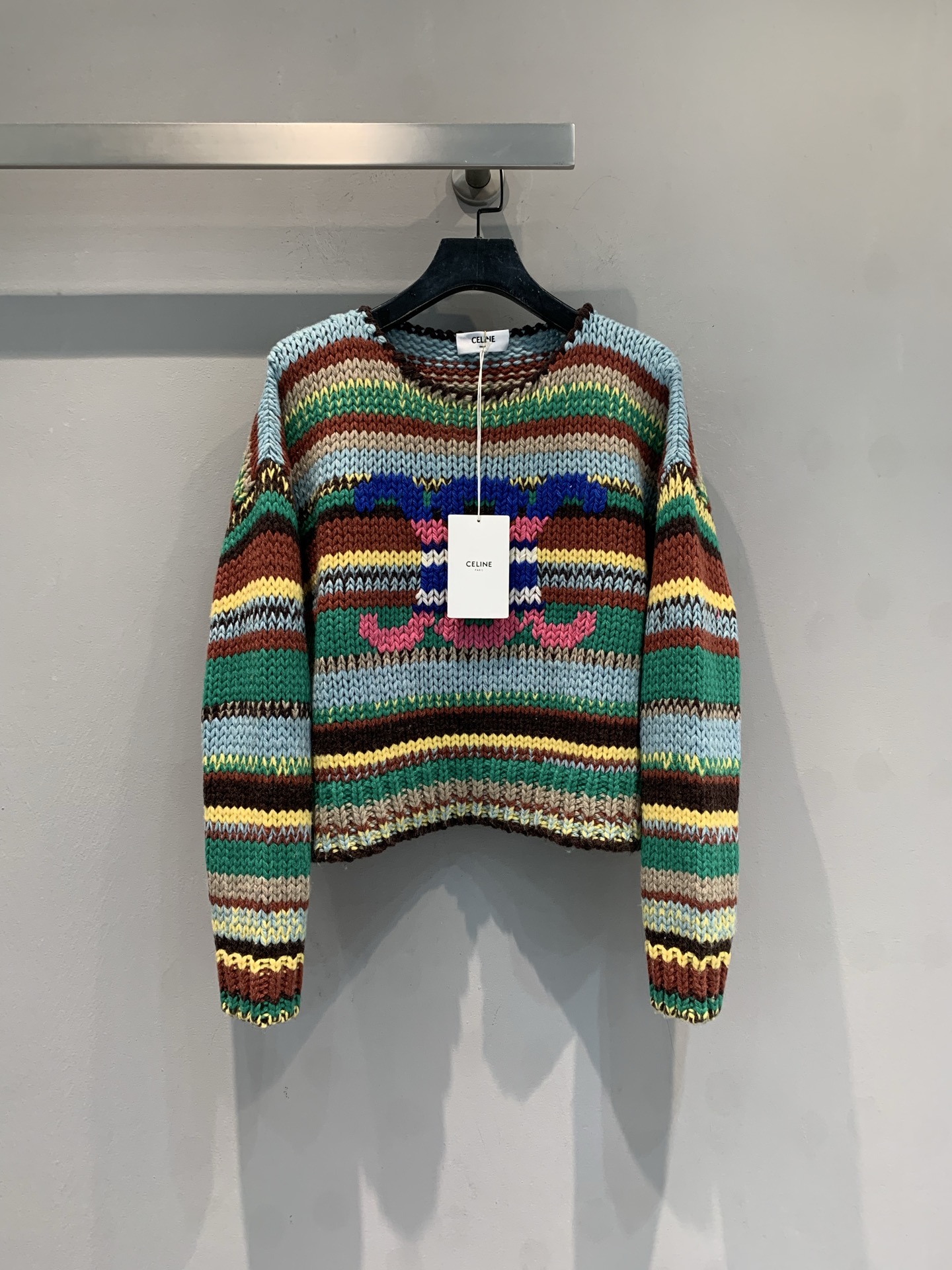 NO:792977,The new model has been shipped. The original development of Celin* early spring series of colorful knitted sweaters, thick needlework + multi-color stripes, full of festive atmosphere!  The geometric pattern on the front is super eye-catching, retro and fashionable. The soft knitted fabric is super comfortable to wear in spring and autumn, and the loose fit is very tolerant. It goes well with jeans or skirts ~ It can be easily worn in daily life and festivals. It is a hot dopamine wear item this season!  Code number SML,,celine,skirts,jeans,sweaters,19860909新款出货啦原版开发 Celin*早春系列彩色针织毛衣,粗针工艺+多色条纹,节日氛围感满满！正面几何图案超吸睛,复古又时髦.柔软针织面料,春秋穿超舒服,宽松版型包容性强,搭配牛仔裤或半裙都很出彩～日常、节日都能轻松驾驭,是本季超火的多巴胺穿搭单品！码数SML,,celine,skirts,jeans,sweaters,,Women's clothing