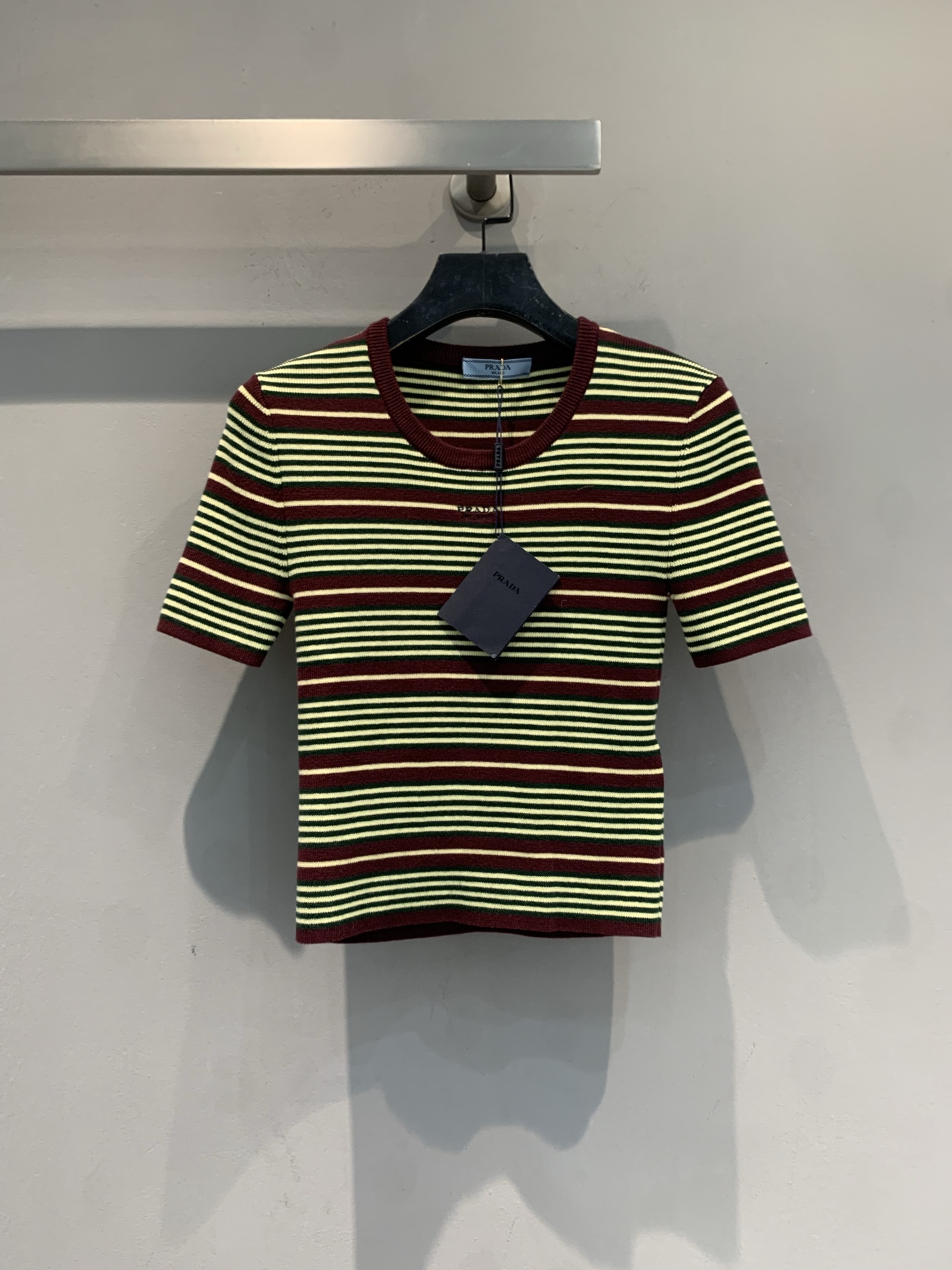 NO:793462,The new model is now shipping. The original developed Prad* spring and summer series striped knitted short-sleeved T-shirt. Contrasting stripe design, full of Italian retro feel. Soft cotton knitted, slim-fitting short cut, outlines the waistline, easily creating a 'short at the top and long at the bottom' ratio. The micro logo embroidery on the chest is low-key and recognizable. It can be easily used for daily commuting, dating, and vacation. It goes well with jeans or skirts. It is a must-have item for light luxury wear!  Size SML,,prada,skirts,jeans,T-shirt,tees,t-shirt,19860909新款出货啦 原版开发 Prad*春夏系列条纹针织短袖T恤.撞色条纹设计,意式复古感满满.柔软棉质针织,修身短款剪裁,勾勒腰线,轻松打造“上短下长”比例.胸口微标刺绣低调又有辨识度,日常通勤、约会、度假都能轻松驾驭,搭配牛仔裤或半裙都很出彩,是轻奢穿搭必备单品！码数SML,,prada,skirts,jeans,T-shirt,tees，t-shirt,,Women's clothing