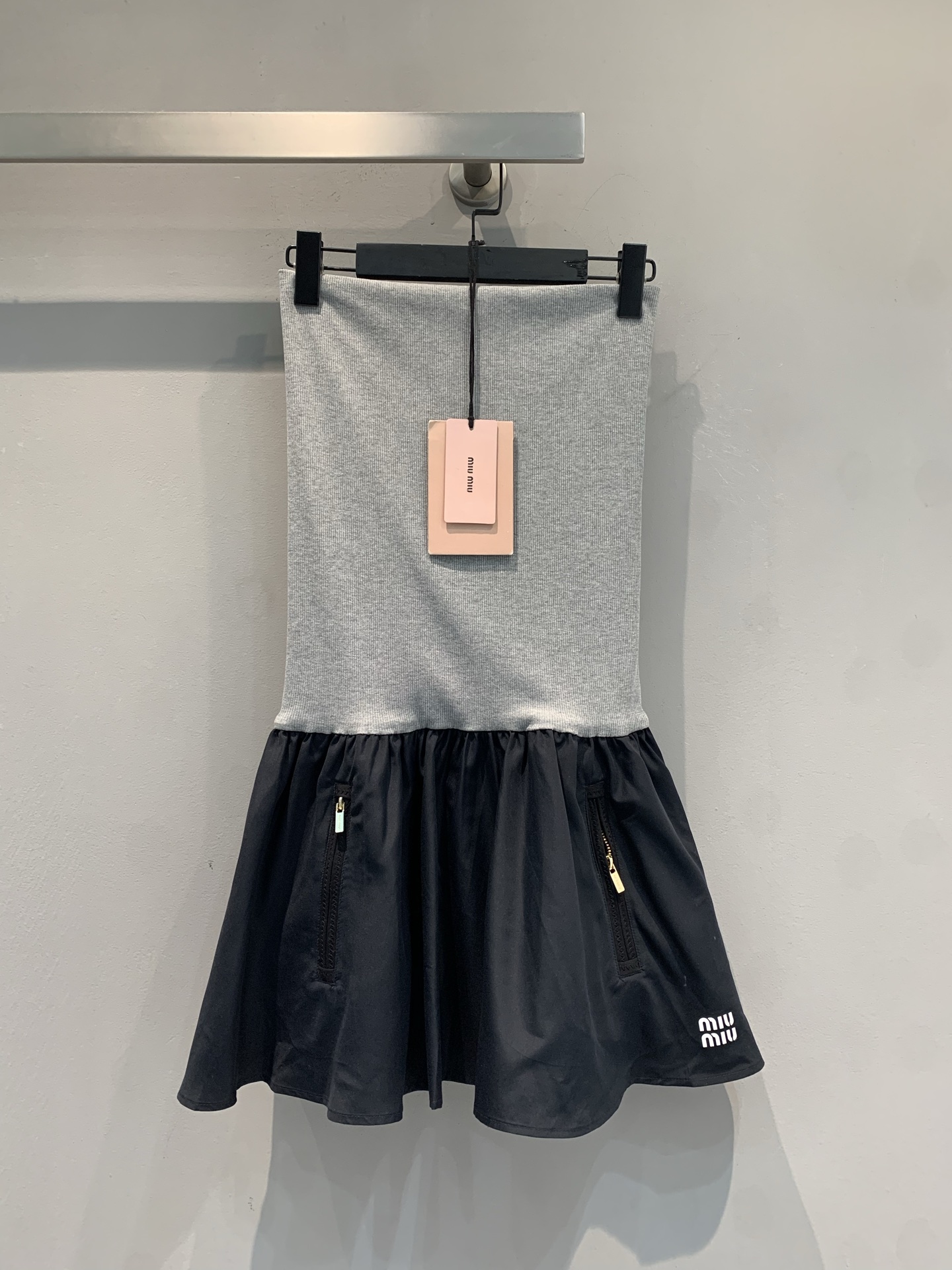 NO:793454,The new model is on the way. Miumi* spring and summer series knitted patchwork tube top skirt developed by M. The upper part is a gray knitted tube top, which is soft and close-fitting. It is super comfortable to wear in early spring. The lower part is a black pleated skirt. It is made of light fabric + zipper decoration. It is full of layers and fashionable!  The skirt has a brand logo and is highly recognizable. It can be easily worn in daily or light formal occasions. It looks great with simple tops or coats. Size SML, miumiu, skirts, jackets & coats,19860909新款出货啦M原版开发 Miumi*春夏系列针织拼接抹胸裙,上半部分是灰色针织抹胸,柔软贴身,早春穿超舒服～下半部分黑色百褶裙,轻薄面料+拉链装饰,层次感满满,时髦度UP！裙摆有品牌标志,辨识度高,日常或轻正式场合都能轻松驾驭,搭配简约上衣或外套都很出彩哦码数SML,,miumiu,skirts,jackets & coats,,Women's clothing
