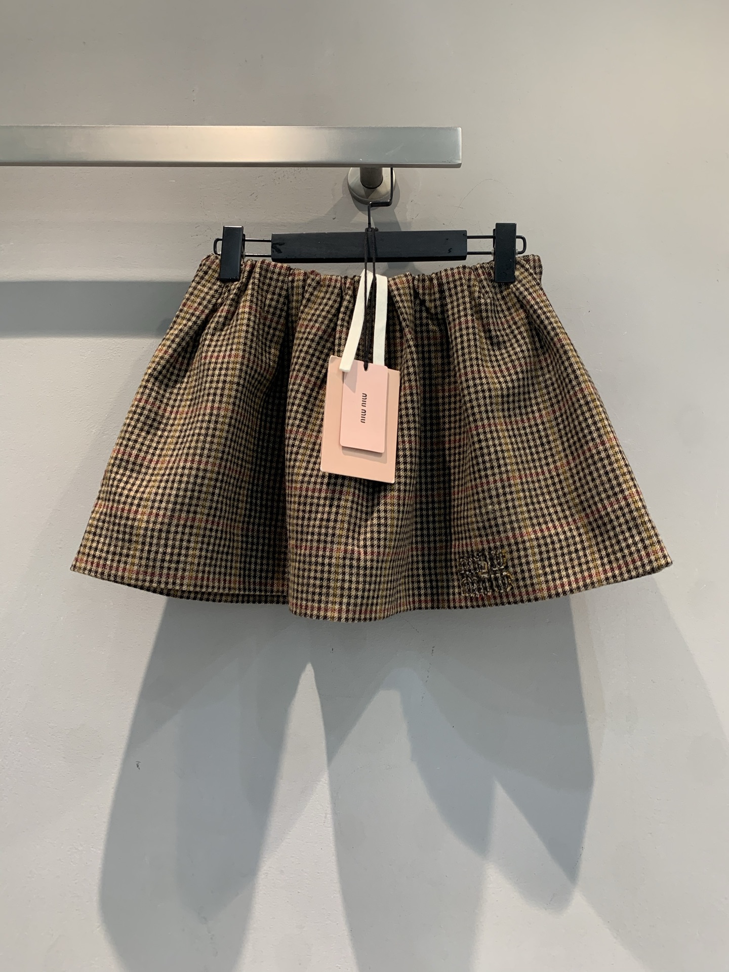 NO:793463,The new model is shipped. M is the original development of Miumi * early spring new sheep wool plaid skirt. It is made of sheep wool fabric. Classic brown plaid pattern, full of retro college style. A-line short + drawstring design, modified waistline and comfortable, can be easily used for daily outings, dates, and campus. Paired with sweaters, shirts or jackets, the layering and fashionability are directly enhanced!  Miu Miu's signature check pattern is elegant and age-reducing. It is a must-have item for early spring wardrobe. Size SML, miumiu, skirts, jackets & coats, shirts,19860909新款出货啦M 原版开发 Miumi *早春新款绵羊毛格纹半身裙.采用绵羊毛面料.经典棕色调格纹,复古学院风满满.A字短款+抽绳设计,修饰腰线又舒适,日常出街、约会、校园都能轻松驾驭.搭配针织衫、衬衫或外套,层次感和时髦度直接拉满！Miu Miu标志性格纹,优雅又减龄,是早春衣橱必备单品.码数SML,,miumiu,skirts,jackets & coats,shirts,,Women's clothing