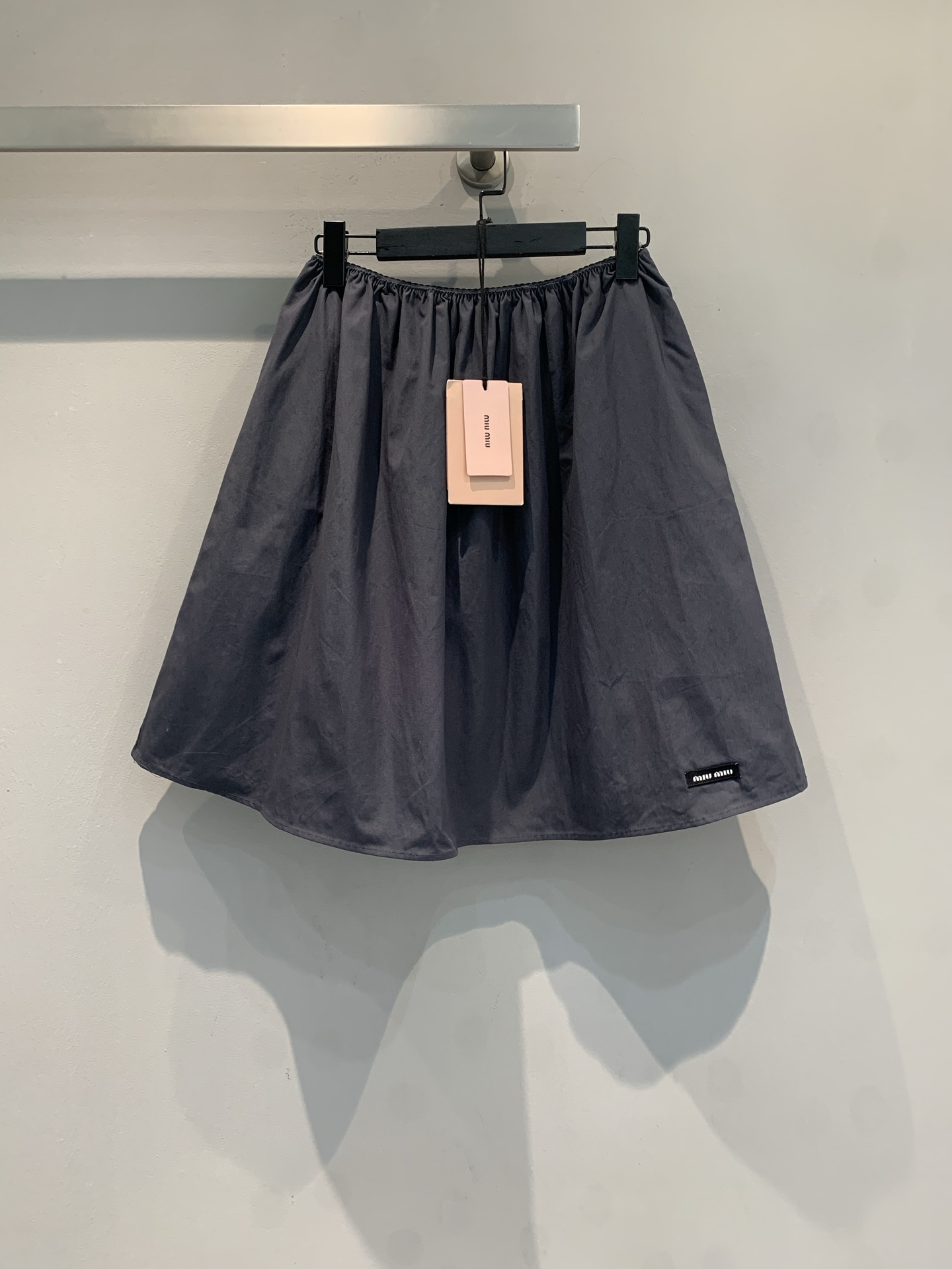 NO:793467,The new model is now shipping. The original development of Miumi* spring and summer series elastic waist skirt. The cotton fabric is soft and crisp. The mid-length umbrella skirt is designed to modify the leg shape and is pear-shaped figure friendly. The waist is elastic and comfortable, allowing free movement. The skirt is fluffy and has a perfect lazy atmosphere. The black label logo is low-key and exquisite. Pair it with short boots or knitted tops, and you can easily get a sweet and cool college style or a retro style. It is suitable for daily outings and parties!  Code numberSML,,miumiu,boots,skirts,19860909新款出货啦M 原版开发 Miumi*春夏系列弹力腰半裙,棉质面料柔软有挺括感,中长伞裙设计修饰腿型,梨形身材友好.腰部弹力舒适,活动自如,裙摆蓬松慵懒氛围感满分.黑标logo低调精致,搭配短靴或针织上衣,轻松get甜酷学院风or复古风,日常出街、聚会都很适合！码数SML,,miumiu,boots,skirts,,Women's clothing
