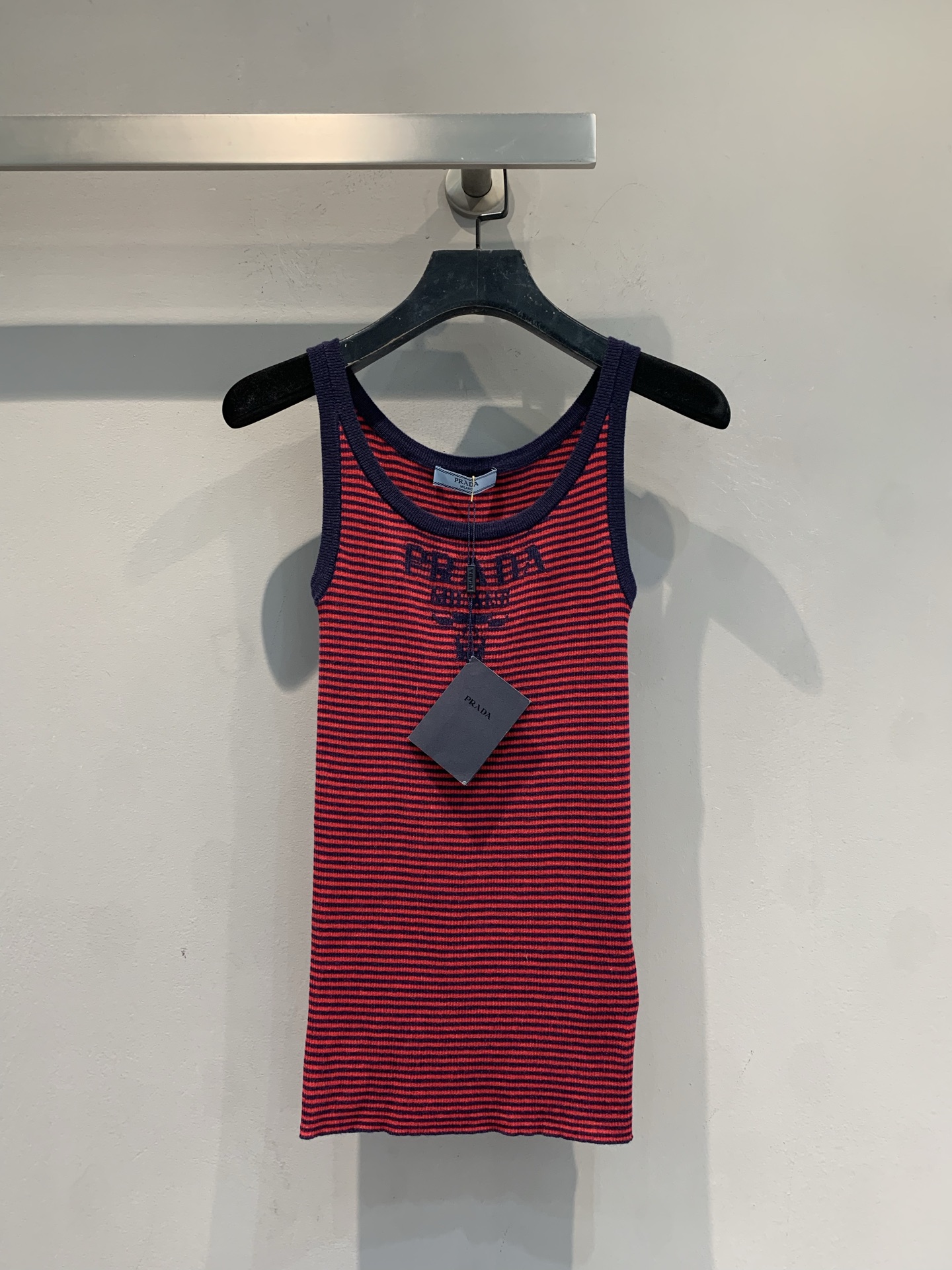 NO:793466,The new model is on the way. The original developed Prad* spring and summer series red and black striped knitted vest is made of high-quality knitted fabric, which is elastic and breathable, making it super comfortable to wear in summer!  Dark blue edge + chest logo, perfect recognition. Sleeveless design, suitable for wearing alone or layered, it can be easily used for leisure, vacation, and daily life, fashionable and versatile!  Code number SML,,prada,19860909新款出货啦M 原版开发 Prad*春夏系列红黑条纹针织背心,采用高品质针织面料,弹性好又透气,夏天穿超舒服！深蓝色边缘+胸前Logo,辨识度满分.无袖设计,单穿or内搭都很OK,休闲、度假、日常都能轻松驾驭,时髦又百搭！码数SML,,prada,,Women's clothing