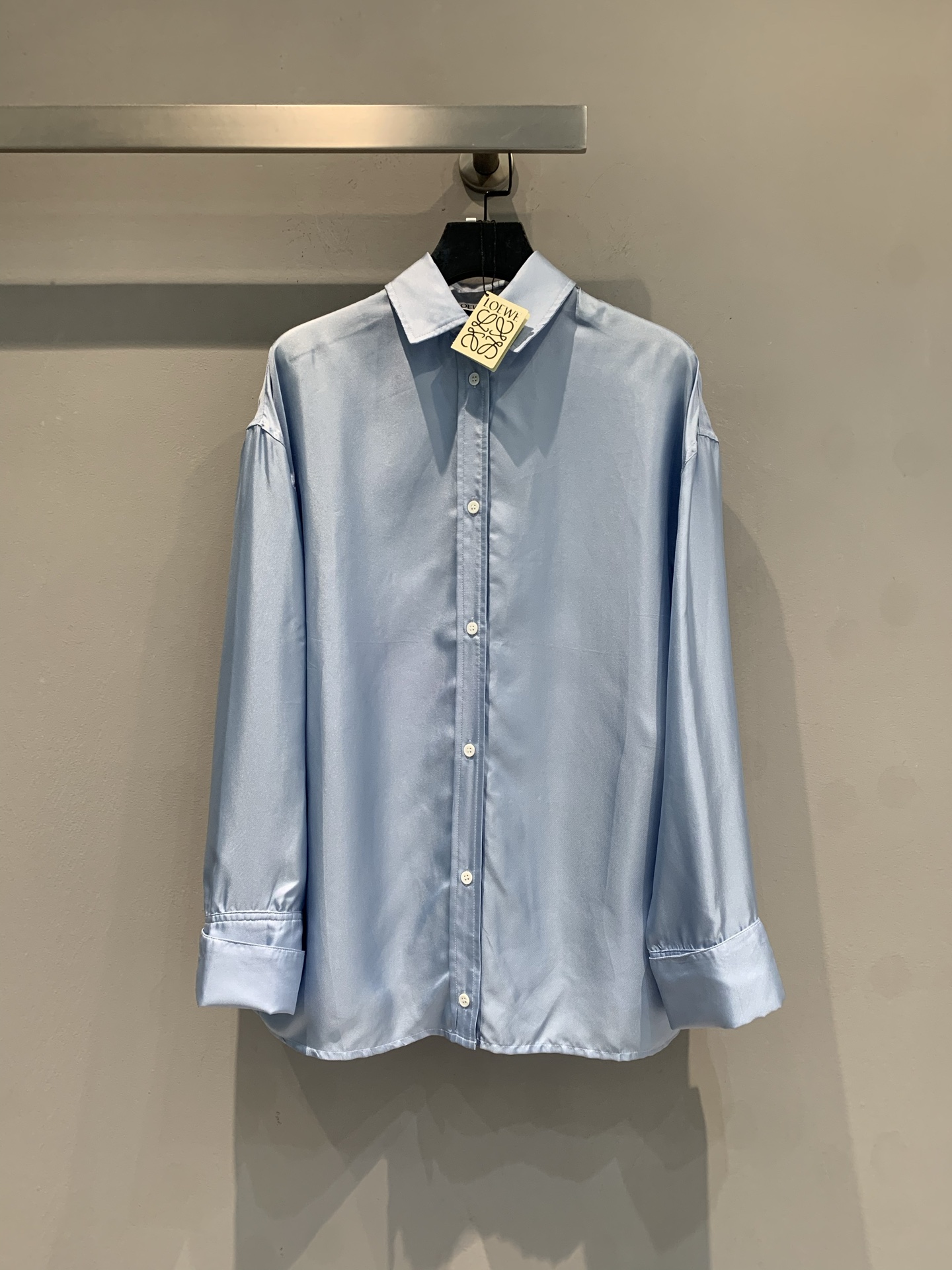NO:792981,The new model has arrived. M is the original development of Loew* early spring series boyfriend style blue shirt. It is made of wool + mulberry silk blend, soft and drape, not easy to wrinkle, and super comfortable to wear!  Light blue is fresh and elegant, very suitable for spring and summer. It is OK to wear alone or layered. The loose version + white buttons are simple and detailed. It can be easily used for commuting and leisure, and can easily create a relaxed atmosphere ~ Size SML,, loewe, shirts,19860909新款出货啦M 原版开发 Loew*早春系列男友风蓝色衬衫.采用羊毛+桑蚕丝混纺,柔软垂坠不易皱,穿着超舒适！淡蓝色清新雅致,春夏季节超适合,单穿或叠搭都很OK.宽松版型+白色纽扣,简约又有细节感,通勤休闲都能轻松驾驭,轻松打造松弛氛围感穿搭～码数SML,,loewe,shirts,,Women's clothing