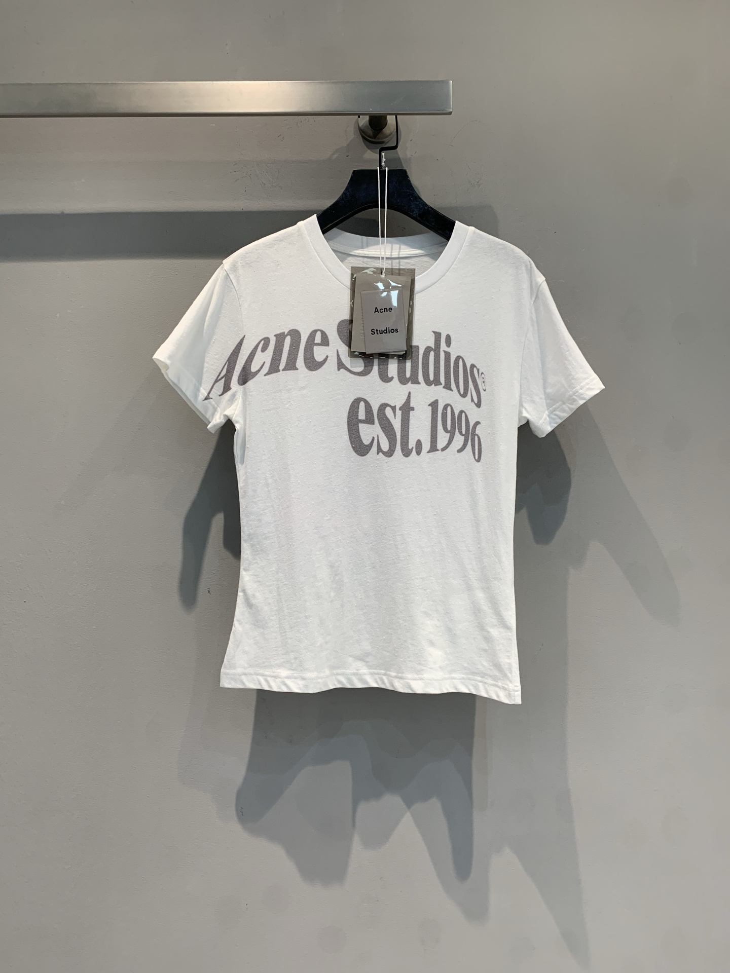 NO:793459,The new model has been shipped. The original development Acne Studio* spring and summer series white letter printed T-shirt, with the words 'Acne Studios est.1996' on the front, is simple and recognizable. High-quality cotton material, soft and breathable, super comfortable to wear in spring and summer. Fitted and tailored, both men and women can easily control it, and it is versatile for daily or street style. It goes well with jeans and casual pants, and you can easily get a sense of fashion. Size SML, acne studios, dior, jeans, tees, t-shirt,19860909新款出货啦 原版开发 Acne Studio*春夏系列白色字母印花T恤,正面“Acne Studios est.1996”字样,简约又有辨识度.高品质棉料,柔软透气,春夏穿超舒服.合身剪裁,男女都能轻松驾驭,日常或街头风都很百搭.搭配牛仔裤、休闲裤都很出彩,轻松get时尚感.码数SML,,acne studios,dior,jeans,tees，t-shirt,,Women's clothing