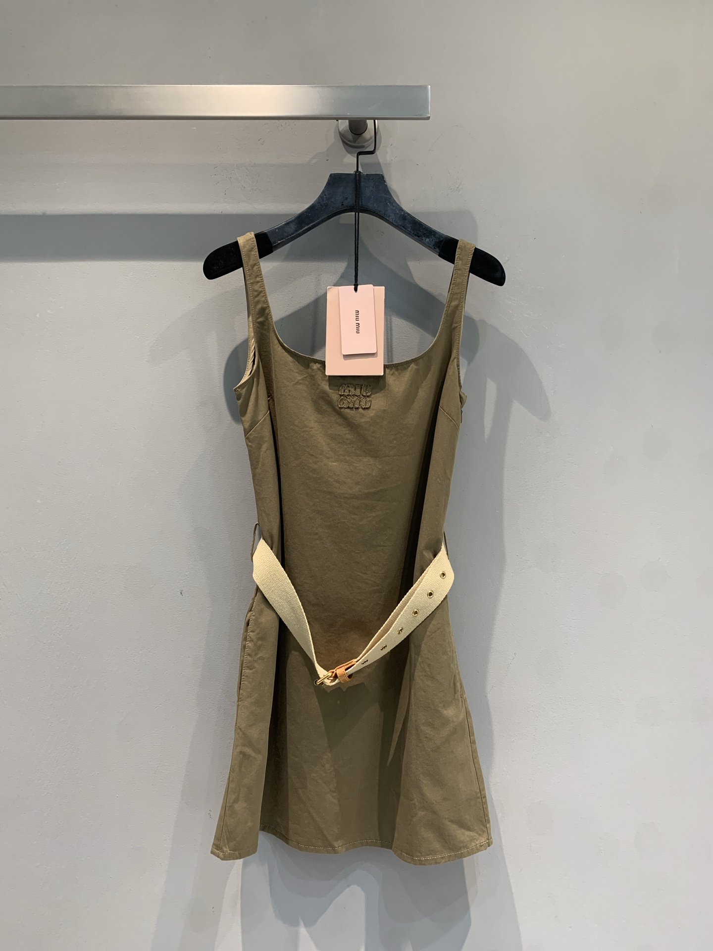 NO:792993,The new model has been shipped. The originally developed Miumi* spring and summer series workwear-style strappy suspender skirt is made of light cotton fabric and is super comfortable to wear in summer!  Simple design + beige woven belt, embellished with metal buckles, full of details. The skirt has a slight A-line, which modifies the figure and looks elegant. It can be easily worn in daily life or on vacation. The suspender design is full of coolness. Pair it with sandals or white shoes, and you can easily get a fashionable summer look!  Code numberSML,,miumiu,sandals,skirts,19860909新款出货啦 原版开发 Miumi*春夏系列工装风系带吊带裙,轻薄棉质面料,夏天穿超舒服！简约设计+米色编织腰带,金属扣点缀,细节满分.裙摆微A字,修饰身材又显优雅,日常或度假都能轻松驾驭.吊带设计清凉感十足,搭配凉鞋或小白鞋,轻松get夏日时髦look！码数SML,,miumiu,sandals,skirts,,Women's clothing