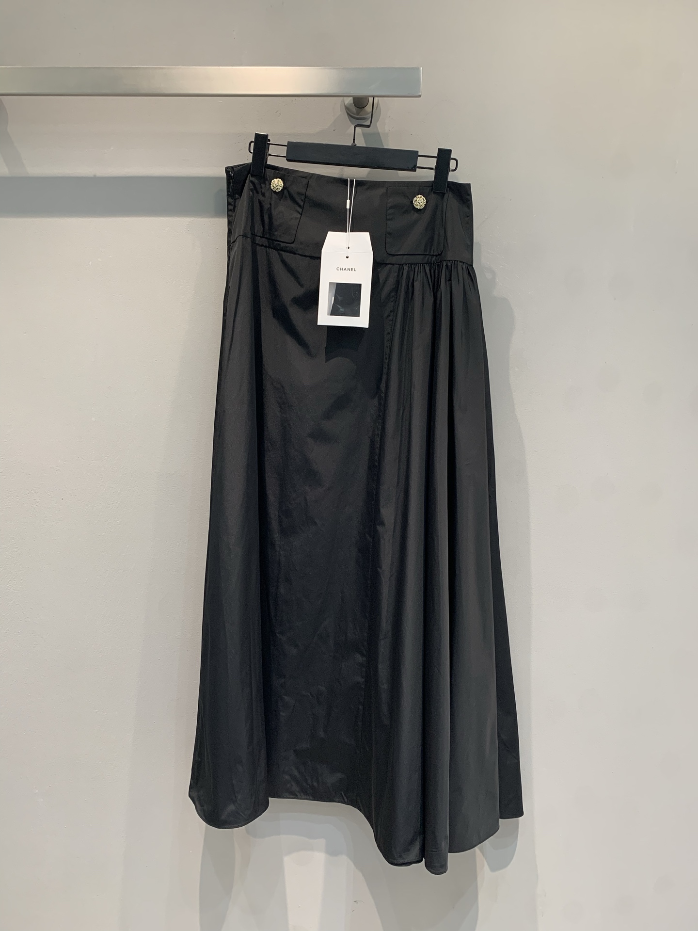 NO:792360,The new model is shipped M. Original development. C family early spring vacation series black taffeta skirt, high-waisted A-line version, wide and smooth skirt, elegant and aura. The taffeta fabric has strong luster and good drape, suitable for formal occasions or high-end parties. The waist is embellished with metal buttons and the details are exquisite. It can be matched with the same series of jackets to enhance the overall look. Italian resort style inspiration, practical and fashionable, easy to create a high-end look. Size 36 38  40,,chanel,skirts,jackets & coats,19860909新款出货啦M 原版开发 C家早春度假系列黑色塔夫绸半裙,高腰A字版型,裙摆宽大流畅,优雅又有气场.塔夫绸面料光泽感强,垂坠感好,适合正式场合或高端聚会穿搭.腰部金属纽扣点缀,细节精致,与同系列外套搭配更显整体感.意大利度假风灵感,实用又时髦,轻松打造高级感造型.码数36 38 40,,chanel,skirts,jackets & coats,,Women's clothing