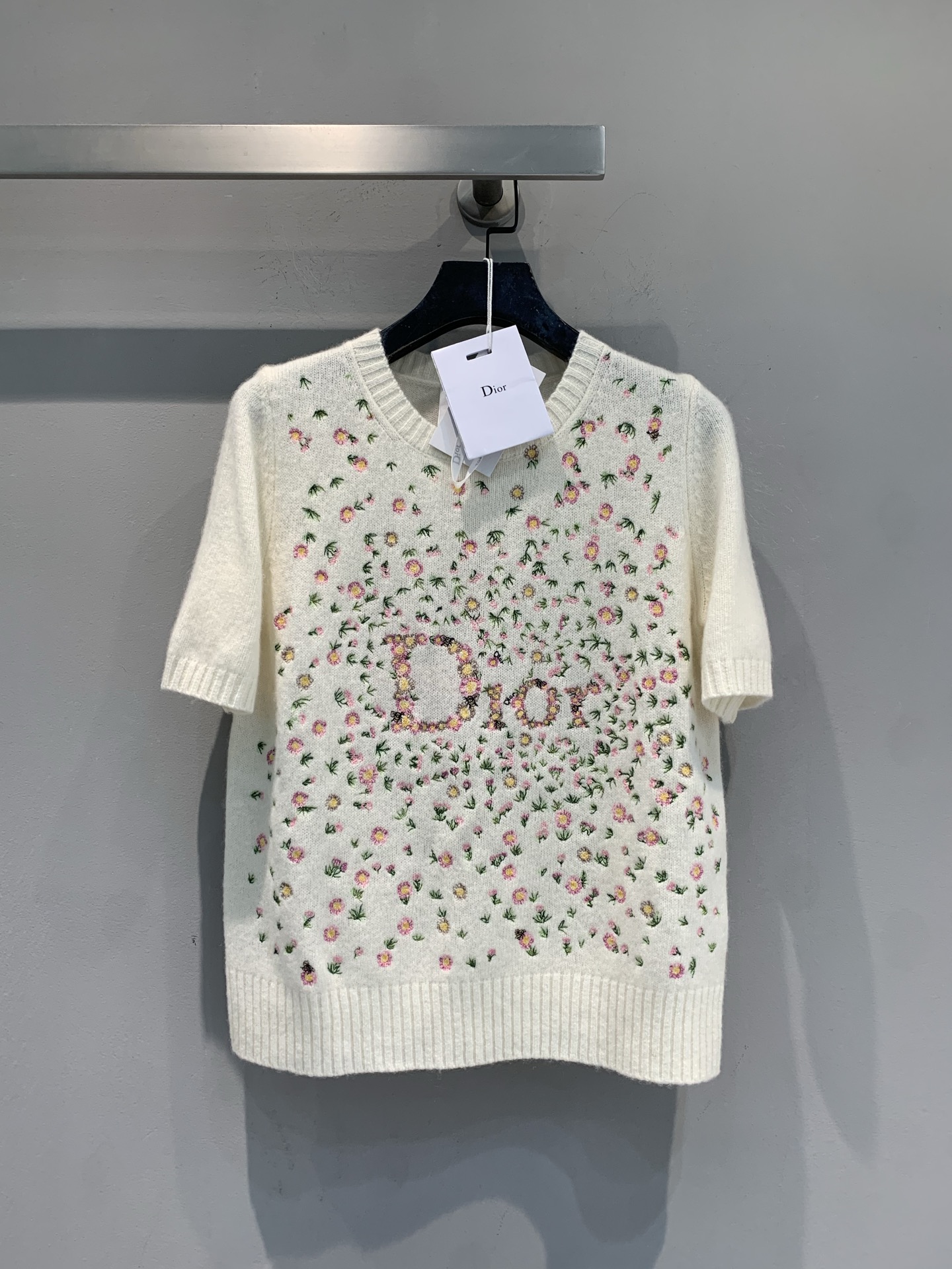NO:792970,The new model is shipped. M original development CD early spring series floral embroidered knitted short sleeves, soft cashmere knitted material, comfortable and breathable to wear. Off-white bottom with exquisite floral embroidery, full of spring atmosphere. The 'Dior' logo is also embroidered on the chest, with advanced details. The short-sleeved design is suitable for spring and summer. It is OK to wear alone or inside. It goes well with jeans and skirts, and can easily create an elegant and playful daily look. Size 36 38  40,,dior,skirts,jeans,T-shirt,19860909新款出货啦M原版开发 CD早春系列碎花刺绣针织短袖,柔软羊绒针织材质,穿着舒适透气.米白色底配精致碎花刺绣,春日氛围感满满.胸前“Dior”标志同样刺绣,细节高级.短袖设计适合春夏,单穿或内搭都很OK,搭配牛仔裤、半裙都很出彩,轻松打造优雅俏皮日常look.码数36 38 40,,dior,skirts,jeans,T-shirt,,Women's clothing