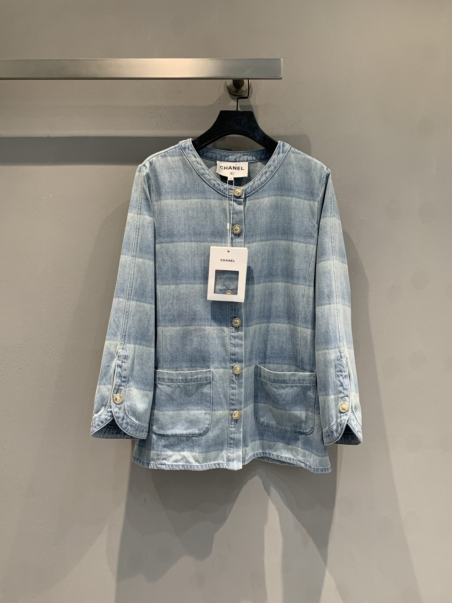 NO:792987,Comes with dust bag. M comes with dust bag. Original development. C's early spring vacation series blue striped denim jacket, gradient blue stripes + fine glitter design, light and thin denim perfect for spring and summer wear. Round neck + metal buttons + symmetrical pockets, practical and detailed. Xin Zhilei has the same style, paired with light-colored or denim items, you can easily get French elegance or casual vacation style!  Size 36 38 40,,chanel,jackets & coats,19860909配防尘袋新款出货啦M配防尘袋 原版开发 C家早春度假系列蓝色条纹牛仔外套,渐变蓝色条纹+细闪设计,轻薄牛仔布超适合春夏穿搭.圆领+金属纽扣+对称口袋,实用又有细节感.辛芷蕾同款,搭配浅色或牛仔单品,轻松get法式优雅or休闲度假风！码数36 38 40,,chanel,jackets & coats,,Women's clothing
