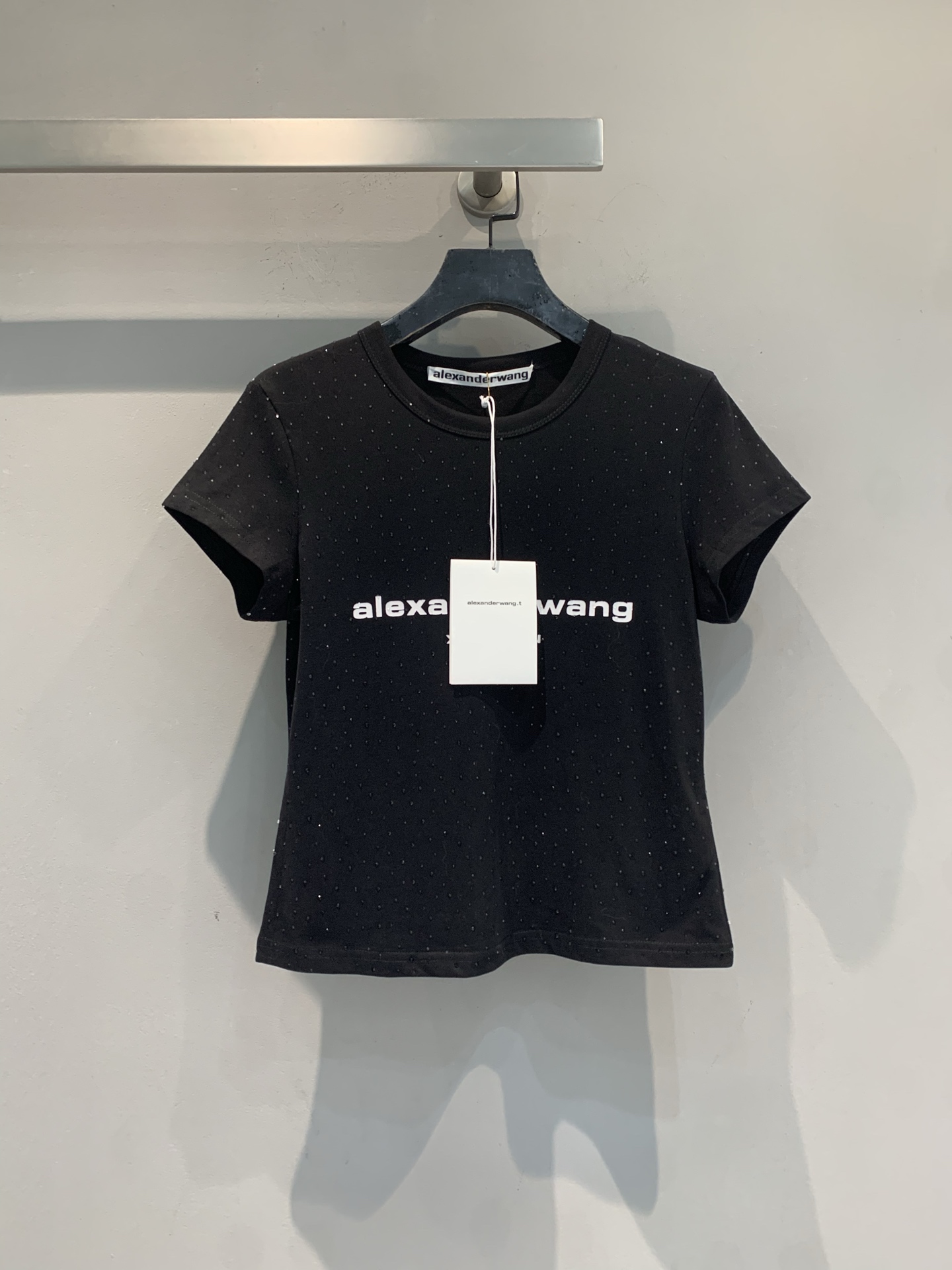 NO:793484,The new model is shipping. M is the original development of AW spring and summer series full-diamond short-sleeved T-shirt. Made of pure cotton, embellished with starry rhinestones, simple and super detailed. The brand logo is printed on the front, perfect for recognition!  The short and slim fit is suitable for daily wear or sweet and cool style~ Pair it with overalls and short skirts to easily get the Korean hot girl style, which is very eye-catching when going out in summer!  Size SML,,skirts,T-shirt,tees,t-shirt,19860909新款出货啦M 原版开发 AW春夏系列满钻短袖T恤.纯棉材质,点缀满天星水钻,简约又超有细节感.正面印有品牌标志,辨识度满分！短款修身版型,日常穿搭或甜酷风都很OK～搭配工装裤、短裙,轻松get韩系辣妹风,夏季出街超吸睛！码数SML,,skirts,T-shirt,tees，t-shirt,,Women's clothing