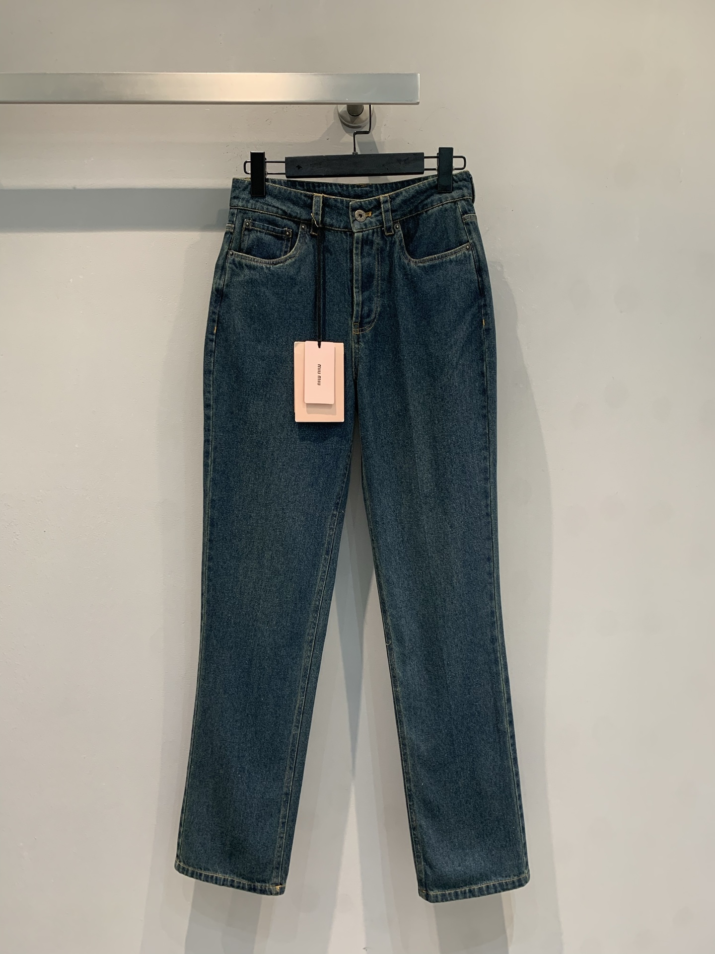 NO:795471,The new model is shipped. M original development Miumi* spring and summer series embroidered logo retro straight jeans, dark blue washed denim fabric, brand embroidered logo on the back pocket, perfect details. High-waisted straight design, modified leg shape, pear-shaped body friendly, comfortable and slim to wear. The fabric is soft and elastic, easy to control for daily commuting and leisure, it goes well with sweaters, shirts or T-shirts, retro and versatile, a wardrobe must-have!  Size SML,,miumiu,jeans,sweaters,shirts,tees,t-shirt,19860909新款出货啦M原版开发 Miumi*春夏系列刺绣logo复古直筒牛仔裤,深蓝水洗丹宁面料,后袋有品牌刺绣标志,细节满分.高腰直筒设计,修饰腿型,梨形身材友好,穿着舒适又显瘦.面料柔软有弹性,日常通勤、休闲都能轻松驾驭,搭配毛衣、衬衫或T恤都很OK,复古百搭,衣橱必备！码数SML,,miumiu,jeans,sweaters,shirts,tees，t-shirt,,Women's clothing