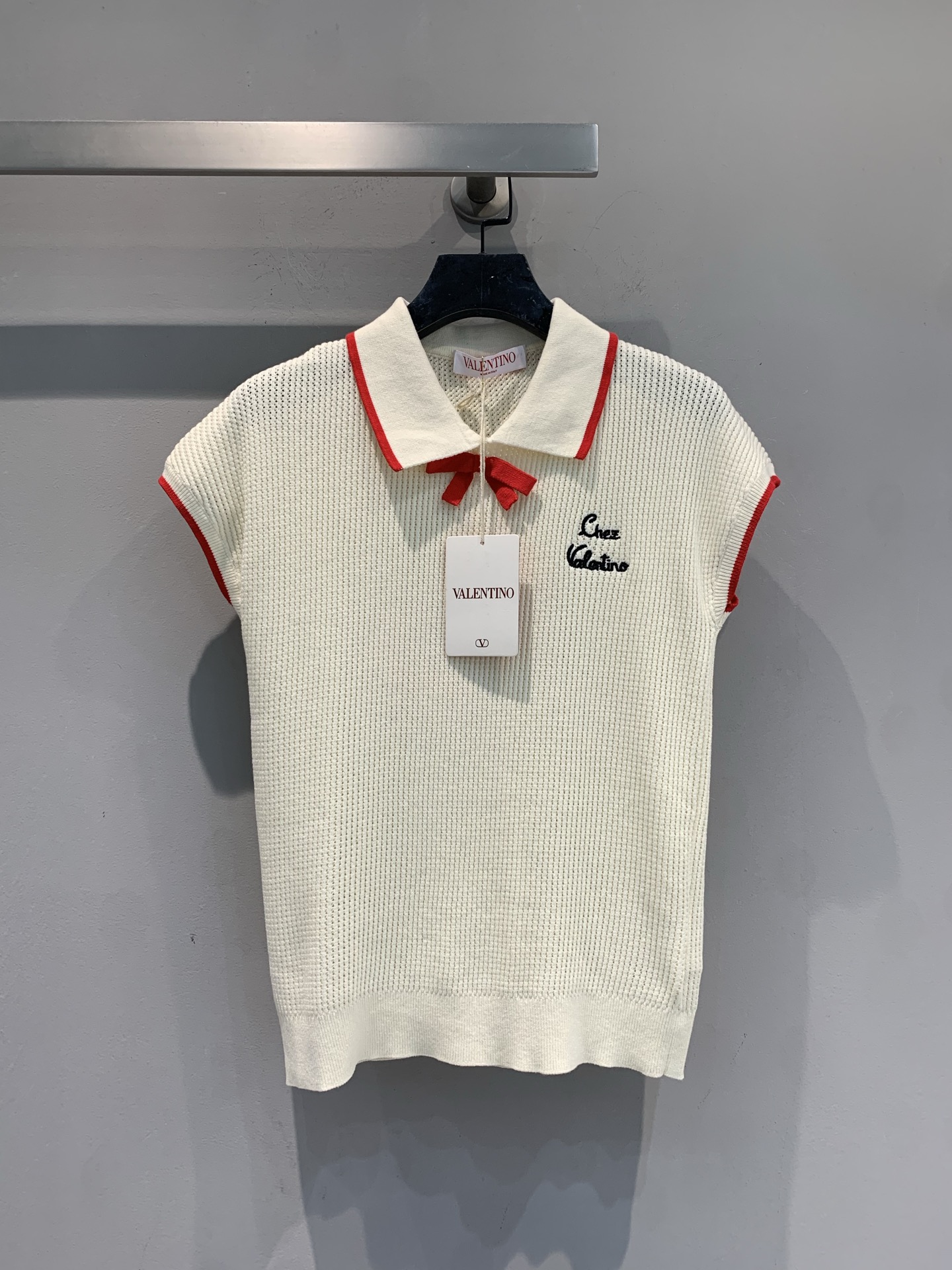 NO:792972,The new model M Valentin* spring and summer series bow knitted Polo shirt is now available. It is light and breathable, and super comfortable to wear in summer!  The red contrast collar and cuffs are full of college style, and the 'Casa Valentino' embroidery on the chest is very recognizable. The short-sleeved design is OK to wear alone or as an inner layer. It goes well with skirts and jeans. It can easily switch between sweet or casual style ~ it can be easily used for daily commuting and leisure occasions!  Size SML,,valentino,skirts,jeans,T-shirt,19860909新款出货啦M Valentin*春夏系列蝴蝶结针织Polo衫,轻薄透气,夏天穿超舒服！红色撞色领口+袖口,学院风满满,胸前“Casa Valentino”刺绣超有辨识度.短袖设计,单穿or内搭都OK,搭配半裙、牛仔裤都很出彩,轻松切换甜美or休闲风～日常通勤、休闲场合都能轻松驾驭！码数SML,,valentino,skirts,jeans,T-shirt,,Women's clothing