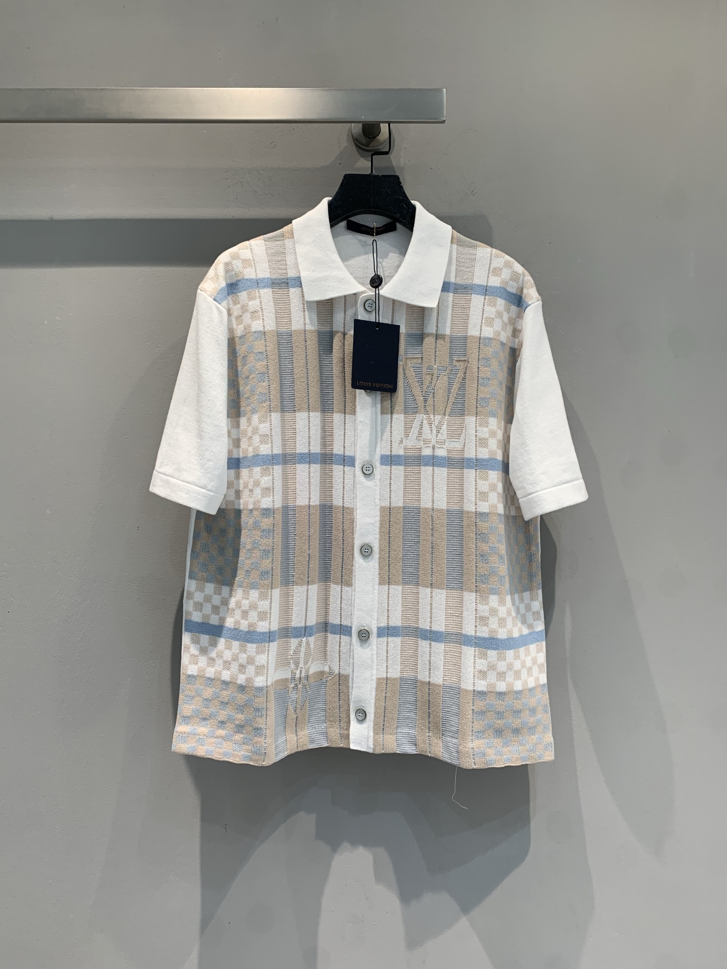 NO:792989,The new model has been shipped. The L family spring and summer series plaid jacquard short-sleeved shirt is made of cotton knitted material, soft and comfortable, and perfect for summer!  Beige, blue, and white plaid + classic Monogram elements, low-key yet recognizable. Polo collar + mother-of-pearl buttons, perfect details, can be easily used in daily or light formal occasions. The cut is loose and can be worn alone or layered. It is a must-have and versatile item for the spring and summer wardrobe!  Size SML,,louis vuitton,shirts,T-shirt,19860909新款出货啦L家春夏系列格子提花短袖衬衫,棉针织材质,柔软舒适,夏天穿超合适！米黄、蓝、白格纹+经典Monogram元素,低调又有辨识度.Polo领+珍珠母纽扣,细节满分,日常或轻正式场合都能轻松驾驭.剪裁宽松,单穿or叠搭都很OK,是春夏衣橱必备百搭单品！码数SML,,louis vuitton,shirts,T-shirt,,Women's clothing