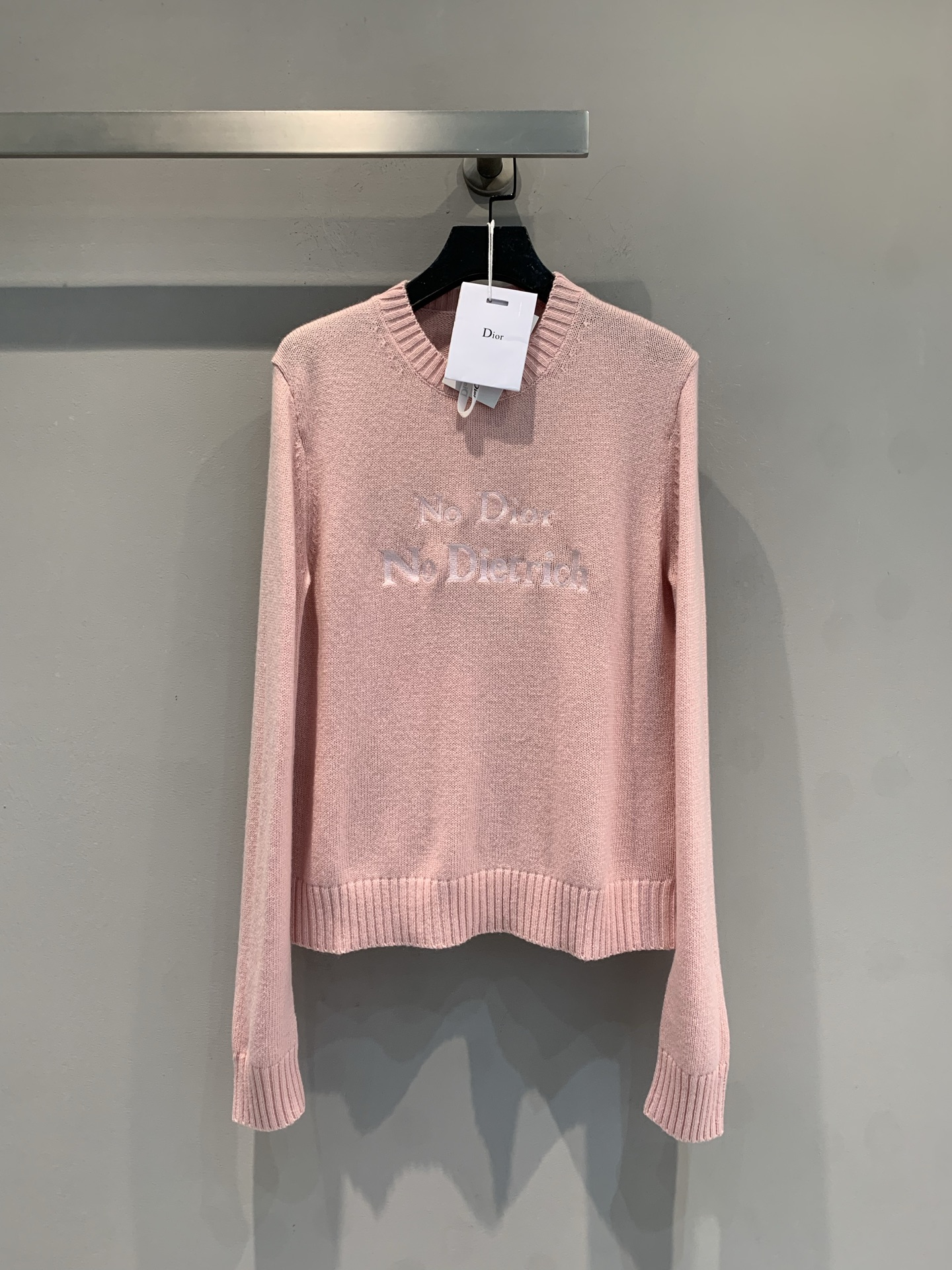 NO:792966,The new M CD early spring series letter embroidered pink cashmere sweater is made of cashmere knitted fabric, with a round neck + long sleeve design, simple and elegant. The brand embroidery on the chest is very recognizable and the details are perfect. The hem and cuffs are ribbed, and the fit and comfort are great. It is suitable for wearing alone or layered in spring and autumn. It can be easily matched with various styles and has a gentle temperament that is easy to control ~ Size 36 38 40,,19860909新款出货啦M CD早春系列字母刺绣粉色羊绒针织衫,采用山羊绒针织面料,圆领+长袖设计,简约又优雅.胸前品牌刺绣超有辨识度,细节满分.下摆和袖口罗纹收口,贴合度和舒适度都很棒,春秋季节单穿或内搭都很合适,轻松搭配各种风格,温柔气质轻松拿捏～码数36 38 40,,,Women's clothing
