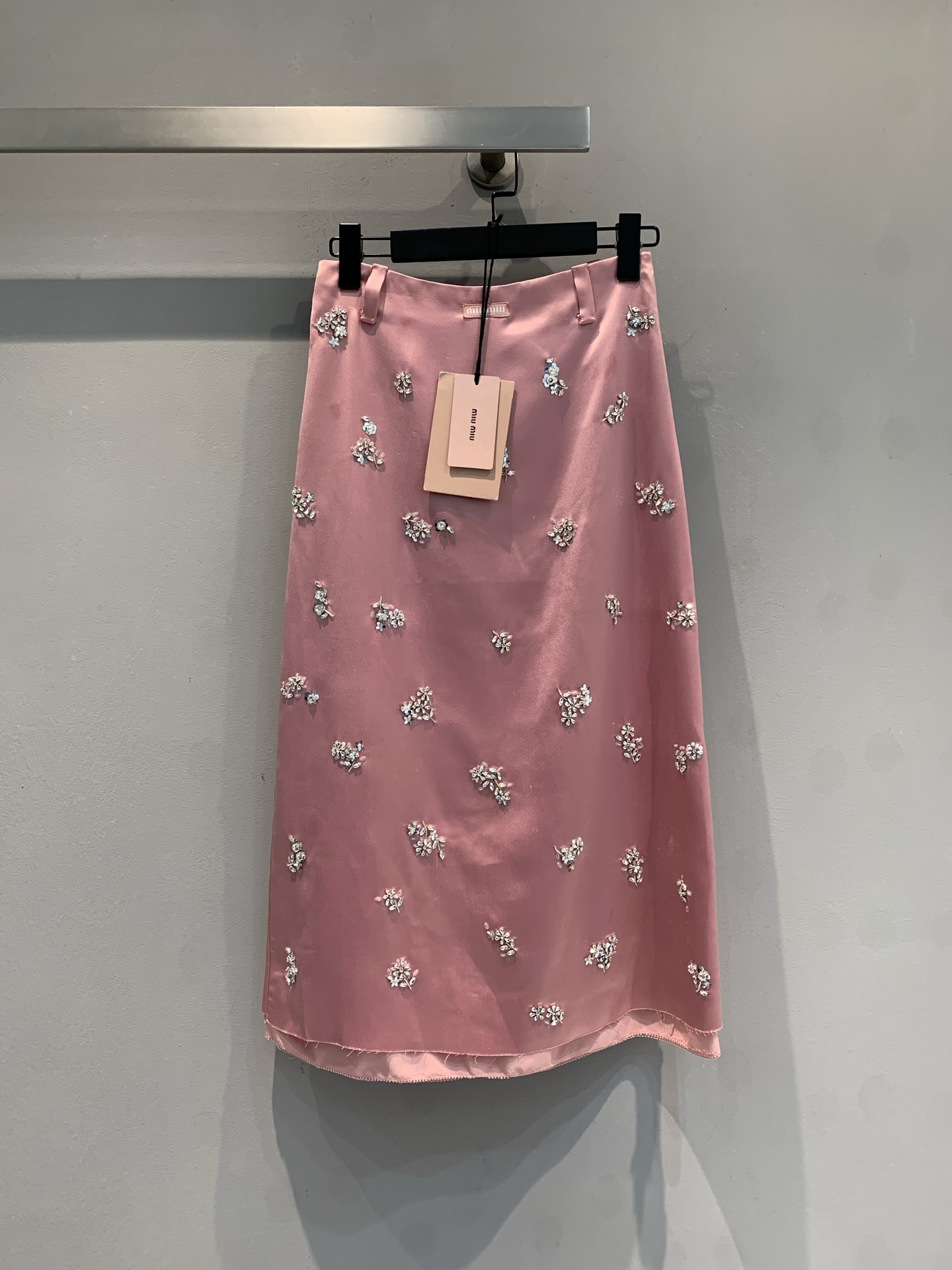 NO:794902,The new model is now shipping. The original developed Miumi*Confidential series heavy-duty pink silk skirt. The satin material has a luster and is embellished with exquisite heavy-duty floral embroidery. The details are perfect and the skirt is slim-fitting, elegant and elegant. The overall style combines girly and advanced customization, suitable for formal occasions or photo shoots. Pair it with high-heeled shoes of the same color to show more nobility. Craftsmanship, quality and style!  Size SML,,miumiu,high heels,skirts,real silk,19860909新款出货啦 原版开发 Miumi*Confidential系列重工粉色真丝半裙.缎面材质自带光泽感,点缀精致重工花卉刺绣,细节满分半身裙剪裁修身,优雅又显气质.整体风格融合少女感与高级定制,适合正式场合或写真拍摄,搭配同色高跟鞋更显贵气.匠心工艺,品质与风格兼具！码数SML,,miumiu,high heels,skirts,real silk,,Women's clothing