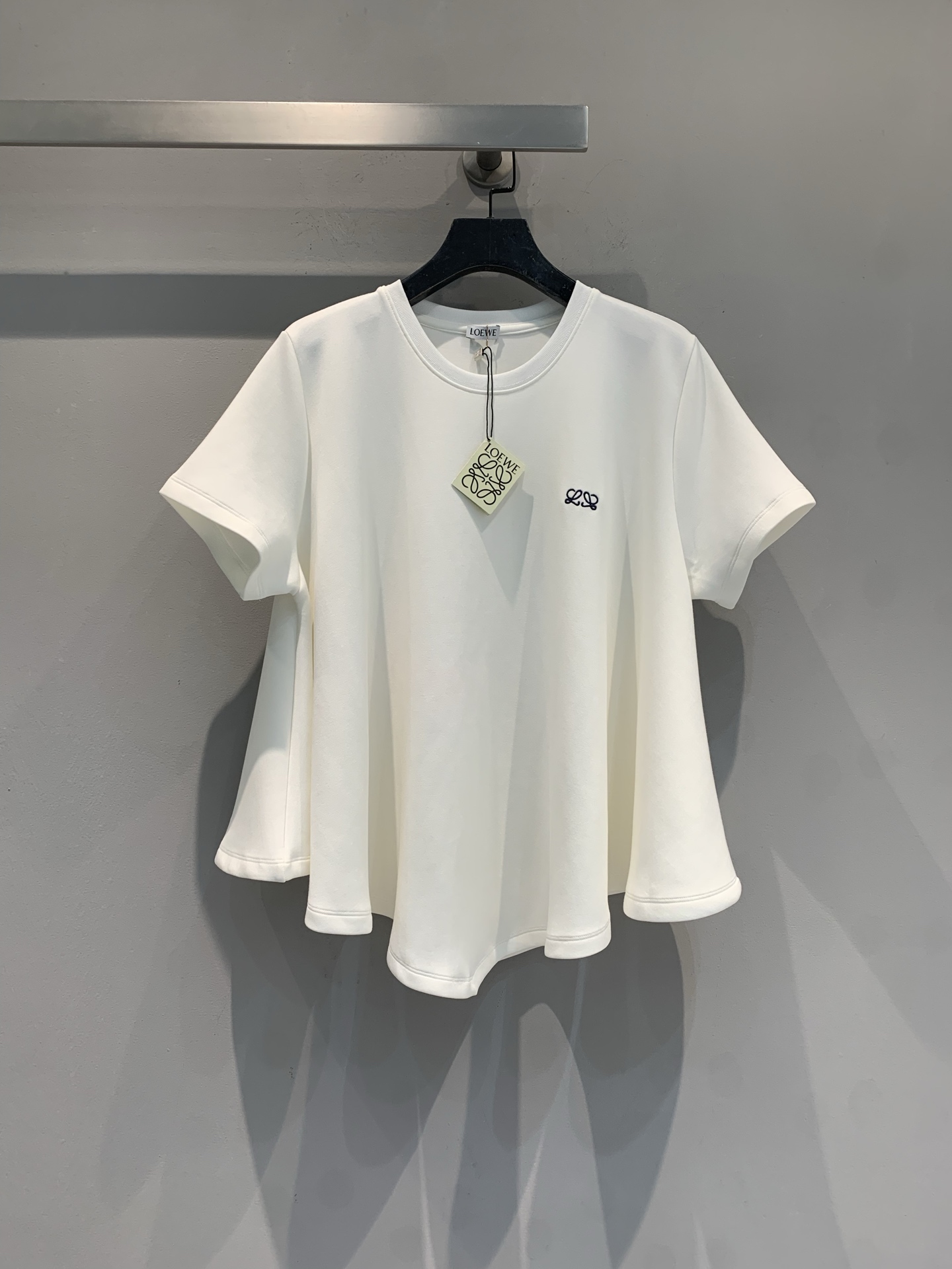 NO:793457,The new model is on the way. M original development Loew* spring and summer series embroidered logo irregular short-sleeved top. It adopts an irregular hem design, a loose fit that is super casual, and the light and thin fabric is comfortable and breathable. It is a must-have in summer!  The brand embroidery on the chest is low-key and recognizable. It can be easily used for daily commuting and leisure. It looks great with jeans or skirts. It has perfect layering, simplicity and design. It is a must-have for fashionable girls!  Size SML,,loewe,skirts,jeans,T-shirt,19860909新款出货啦M原版开发 Loew*春夏系列刺绣logo不规则短袖上衣.采用不规则下摆设计,宽松版型超显随性,轻薄面料穿着舒适透气,夏天必备！胸前品牌刺绣低调又有辨识度.日常通勤、休闲都能轻松驾驭,搭配牛仔裤或半裙都很出彩,层次感满分,简约又有设计感,时髦女孩必入！码数SML,,loewe,skirts,jeans,T-shirt,,Women's clothing