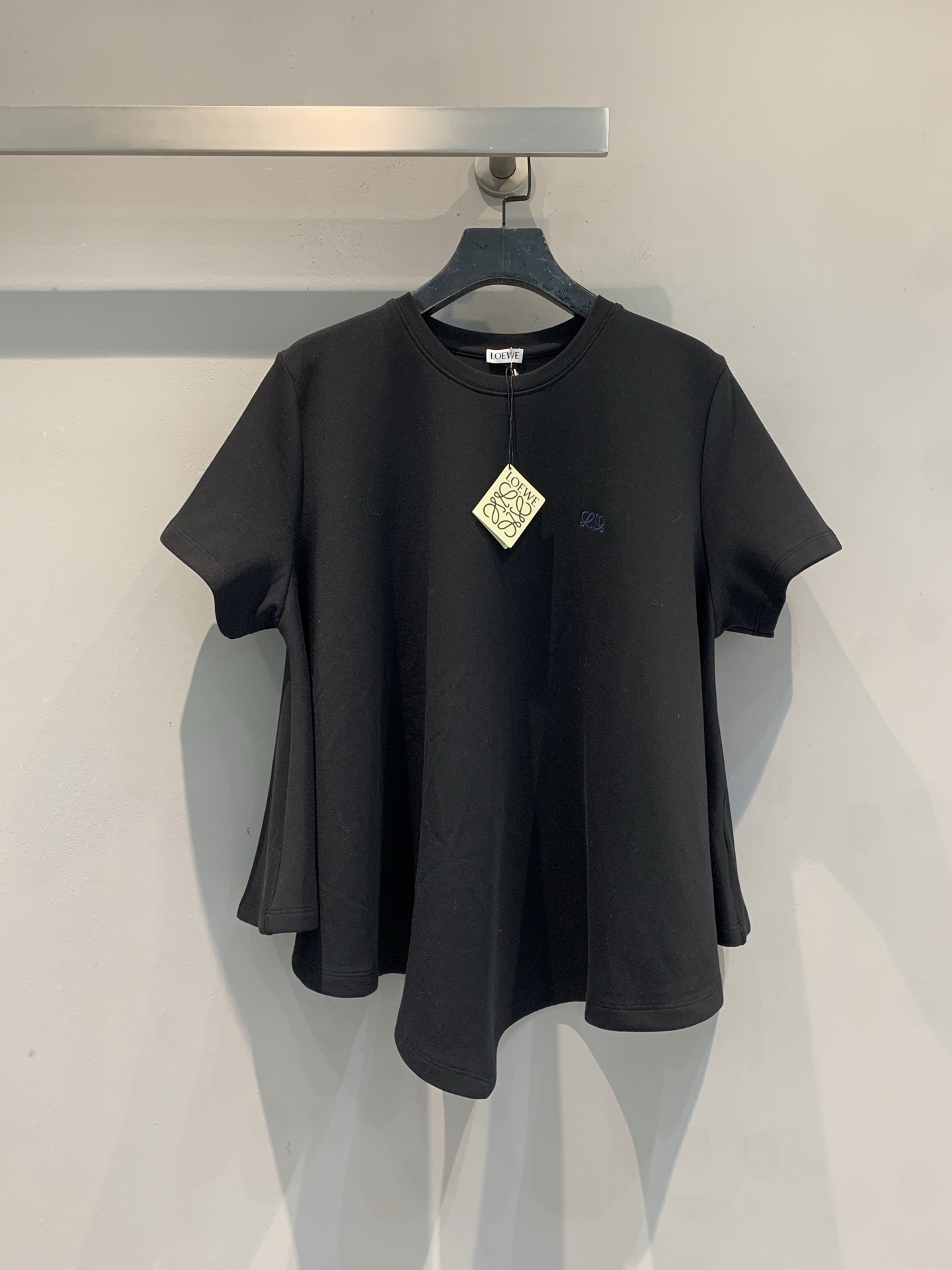 NO:793455,The new model is now shipping. The original developed Loew* spring and summer series embroidered logo irregular short-sleeved top. It adopts an irregular hem design, a loose fit that is super casual, and the light and thin fabric is comfortable and breathable. It is a must-have in summer!  The brand embroidery on the chest is low-key and recognizable. It can be easily used for daily commuting and leisure. It looks great with jeans or skirts. It has perfect layering, simplicity and design. It is a must-have for fashionable girls!  Size SML,,loewe,skirts,jeans,T-shirt,19860909新款出货啦原版开发 Loew*春夏系列刺绣logo不规则短袖上衣.采用不规则下摆设计,宽松版型超显随性,轻薄面料穿着舒适透气,夏天必备！胸前品牌刺绣低调又有辨识度.日常通勤、休闲都能轻松驾驭,搭配牛仔裤或半裙都很出彩,层次感满分,简约又有设计感,时髦女孩必入！码数SML,,loewe,skirts,jeans,T-shirt,,Women's clothing