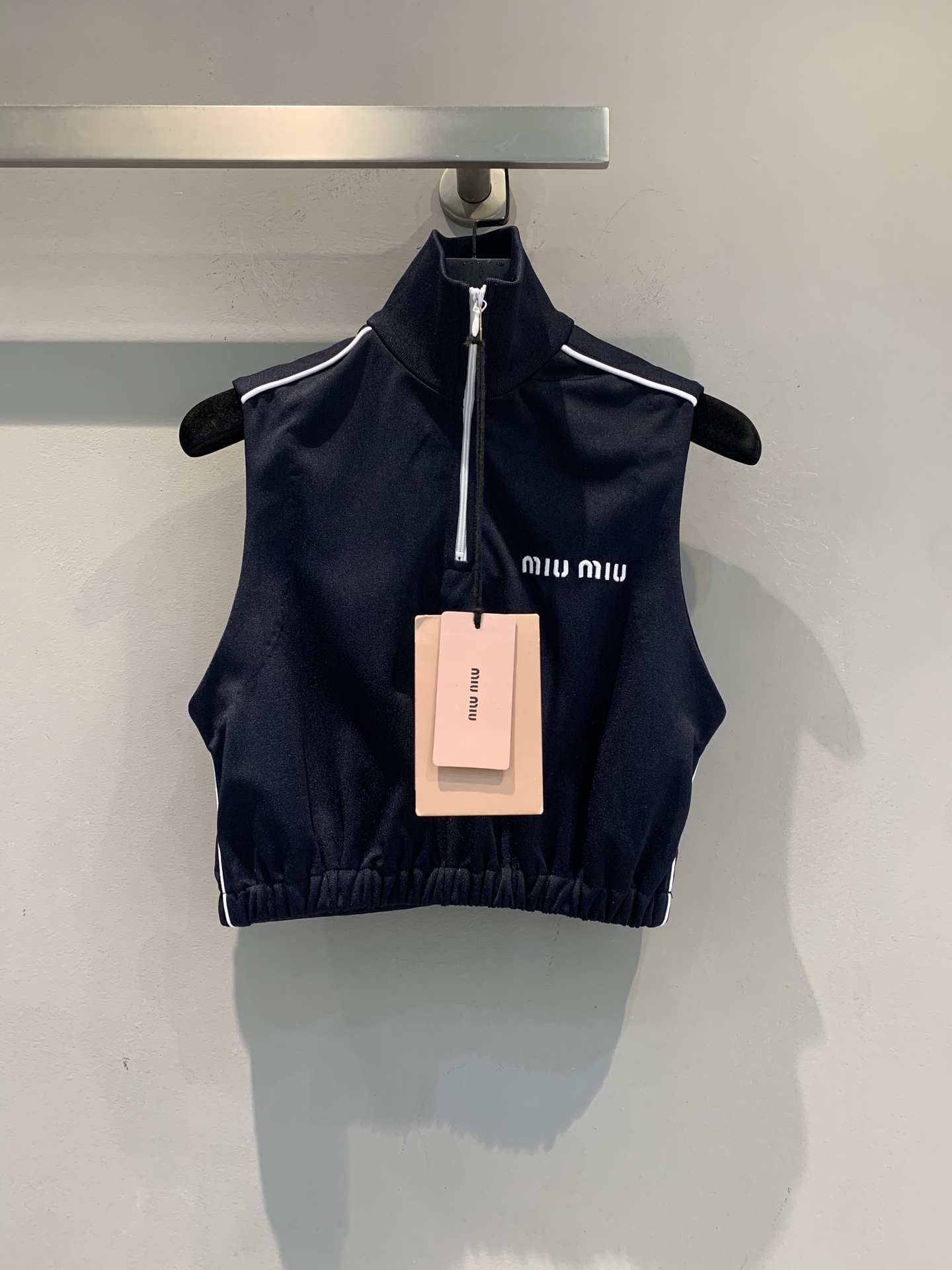 NO:793470,The new model is on the way. M originally developed by Miumi* spring and summer series navy blue sports vest, soft and skin-friendly fabric, super comfortable to wear!  The half-zip + stand-up collar design is full of sportiness, with white stripes and logo embellishments, and the details are super extra points. Short cut, paired with high-waisted pants or sports skirts, it can easily raise the waistline, looking slim and fashionable!  It can be easily used for daily leisure, sports, and outdoor use. It is comfortable and stylish. It is a must-have item for sports style wear!  Code numberSML,,miumiu,skirts,19860909新款出货啦M 原版开发 Miumi*春夏系列藏蓝运动背心,柔软亲肤面料,穿着超舒适！半拉链+立领设计,运动感满满,白色条纹和Logo点缀,细节超加分.短款剪裁,搭配高腰裤或运动裙,轻松拉高腰线,显瘦又时髦！日常休闲、运动、户外都能轻松驾驭,舒适又有型,是运动风穿搭必备单品！码数SML,,miumiu,skirts,,Women's clothing