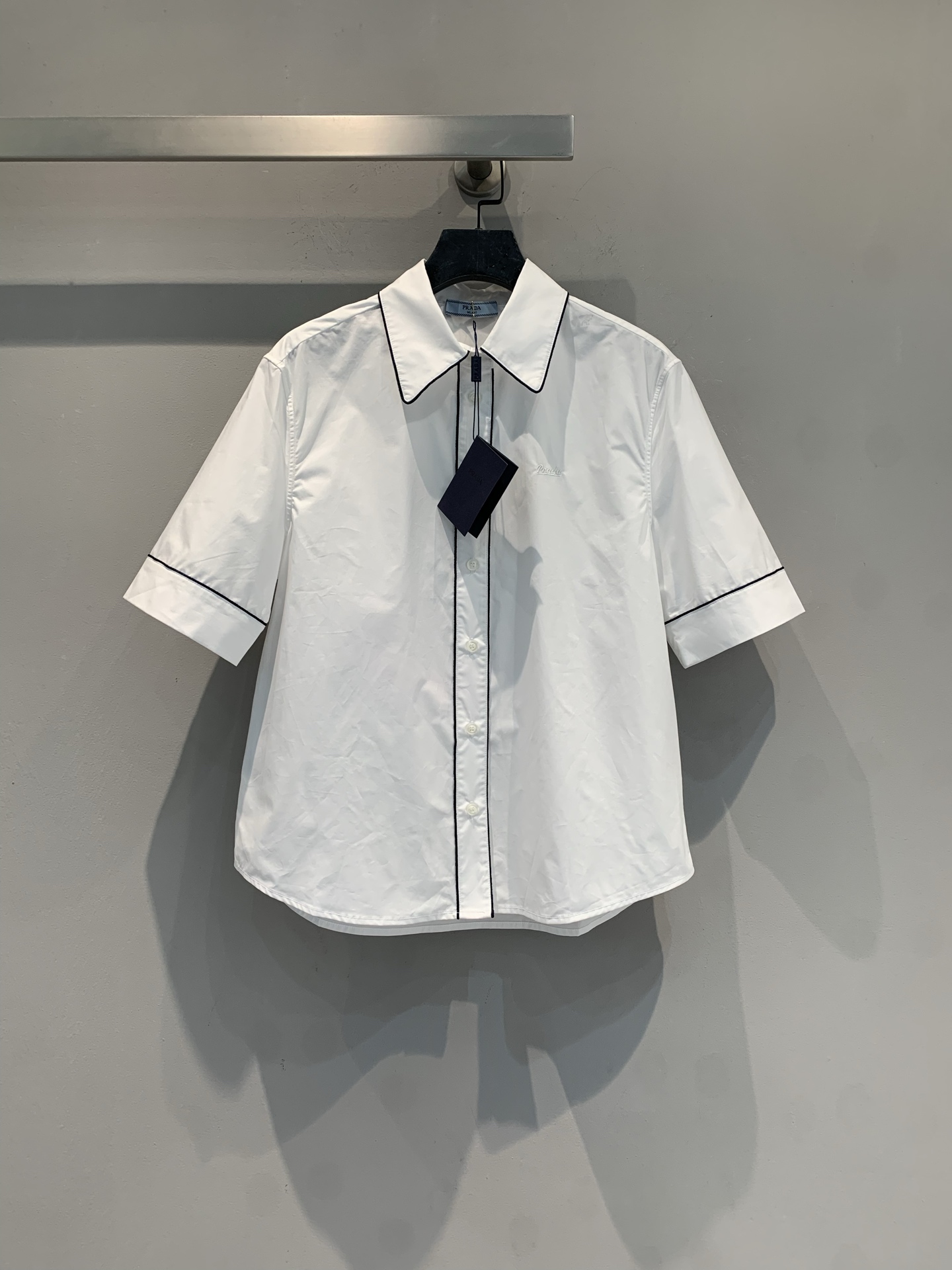 NO:793468,The new model is shipped. M original development Prad* spring and summer series pure cotton white short-sleeved shirt, classic lapel + black line embellishment, simple and recognizable!  High-quality cotton fabric, breathable and comfortable, very suitable for spring and summer. The short-sleeved design is neat and can be easily worn for commuting and leisure. It goes well with trousers or jeans, and you can easily get a smart and fashionable sense. Size SML, prada, jeans, shirts, T-shirt,19860909新款出货啦M原版开发 Prad*春夏系列纯棉白色短袖衬衫,经典翻领+黑色线条点缀,简约又有辨识度！高品质棉质面料,透气舒适,春夏穿超合适.短袖设计利落,通勤休闲都能轻松驾驭,搭配西裤或牛仔裤都很OK,轻松get干练时尚感.码数SML,,prada,jeans,shirts,T-shirt,,Women's clothing