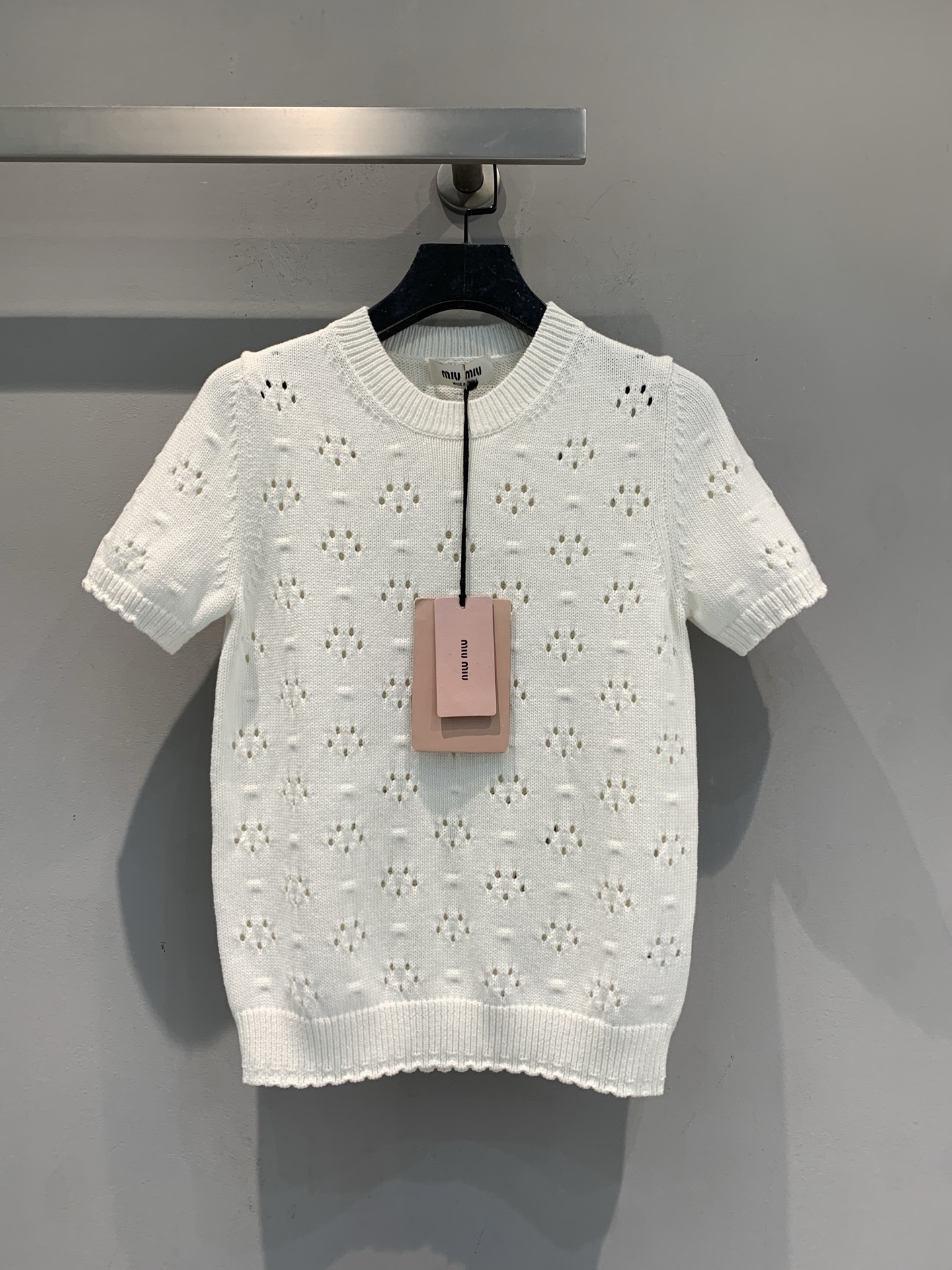 NO:794883,The new model is shipped. M original development Miumi* spring and summer series white hollow knitted short sleeves, using exquisite knitting technology, breathable and comfortable, perfect for spring and summer!  The short-sleeve + round neck design is simple and elegant, and the hollow pattern is super layered. The fabric is soft and skin-friendly, and it looks great when worn alone or layered with shirts and jackets. It can be easily used for commuting, dating, and daily life. It is elegant and practical, and is versatile and easy to match!  Size SML,,miumiu,jackets & coats,shirts,T-shirt,19860909新款出货啦M原版开发 Miumi*春夏系列白色镂空针织短袖,采用精致针织工艺,透气又舒适,春夏穿超合适！短袖+圆领设计,简约大方,镂空花纹超有层次感.面料柔软亲肤,单穿或叠搭衬衫、外套都很出彩,通勤、约会、日常都能轻松驾驭,优雅又实用,百搭不挑人！码数SML,,miumiu,jackets & coats,shirts,T-shirt,,Women's clothing