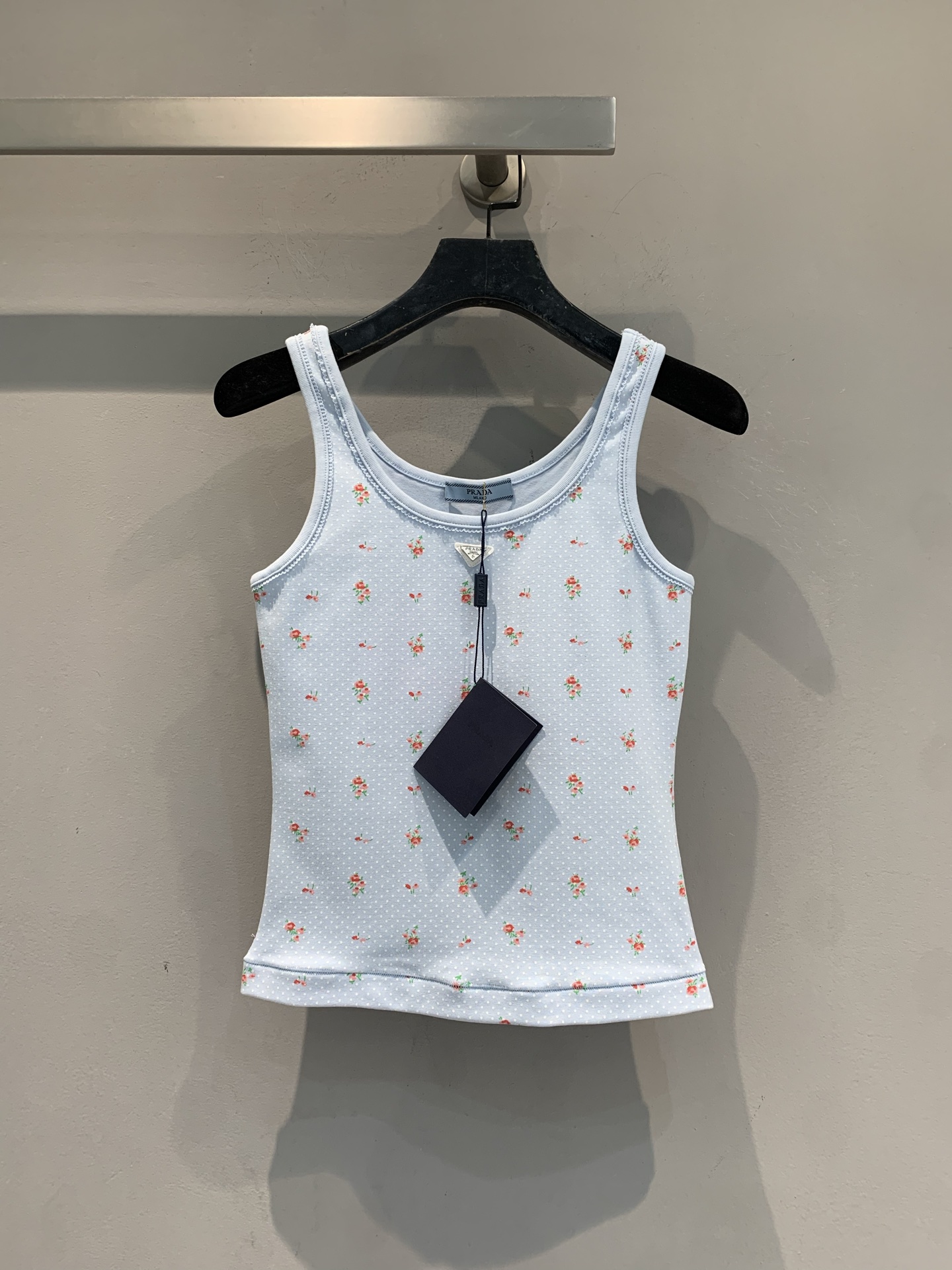 NO:794906,The new model is shipping. The original development of Prad* spring and summer series light blue floral knitted vest, soft knitted fabric, comfortable and breathable, a must-have in summer!  Sleeveless design + light blue background with small florals, fresh and sweet, the Korean dopamine style is super energetic. It can be worn alone or layered with shirts and cardigans, and you can easily switch between various styles. It is suitable for daily outings and vacations, practical and fashionable. Size SML, prada, shirts,19860909新款出货啦 原版开发 Prad*春夏系列浅蓝碎花针织背心,柔软针织面料,穿着舒适透气,夏天必备！无袖设计+浅蓝底色配小碎花,清新甜美,韩系多巴胺风格超显活力.可单穿或叠搭衬衫、开衫,轻松切换多种穿搭风格.日常出街、度假都很适合,实用又时髦.码数SML,,prada,shirts,,Women's clothing