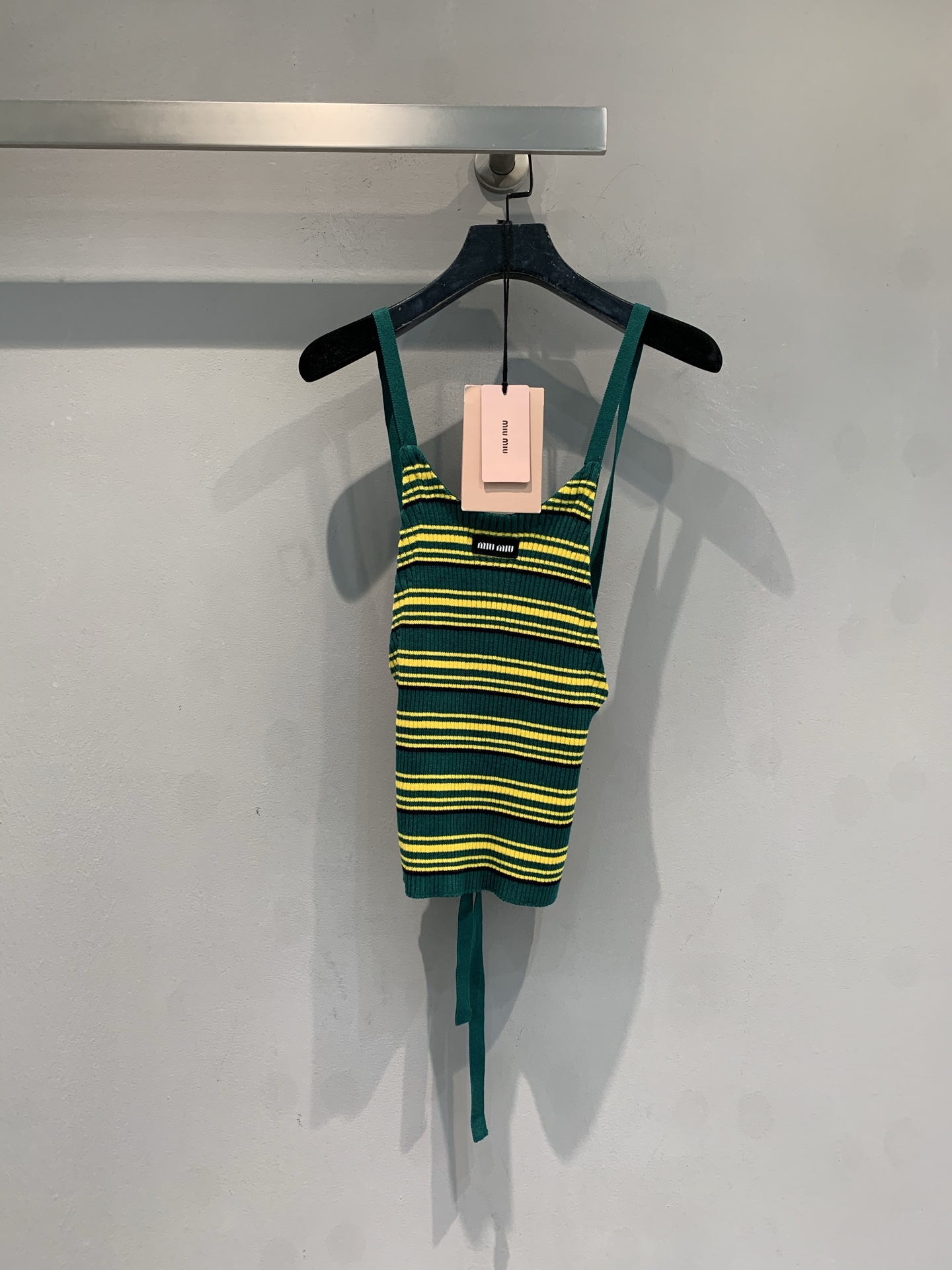 NO:794889,The new model is shipped. M original development Miumi* spring and summer series striped lace-up knitted vest, green + yellow contrasting design, retro American style is super eye-catching. The knitted fabric has good elasticity, fits the body shape, and the slim tailoring outlines the curves. The halter neck + backless design perfectly shows the lines of the shoulder, neck and back skin. It is super refreshing to wear in summer!  The strap details on the hem are full of layers. Pair it with jeans or a short skirt, and you can easily get the sweet and cool girl style. It is suitable for daily outings and parties, fashionable and practical!  Code numberSML,,miumiu,skirts,jeans,19860909新款出货啦M原版开发 Miumi*春夏系列条纹系带针织背心,绿色+黄色撞色设计,复古美式风格超吸睛.针织面料弹性好,贴合身形,修身剪裁勾勒曲线.挂脖+露背设计,肩颈线条和背部肌肤完美展现,夏天穿超清爽！下摆绑带细节,层次感满满,搭配牛仔裤或短裙,甜酷辣妹风轻松get.日常出街、聚会都很适合,时尚又实用！码数SML,,miumiu,skirts,jeans,,Women's clothing