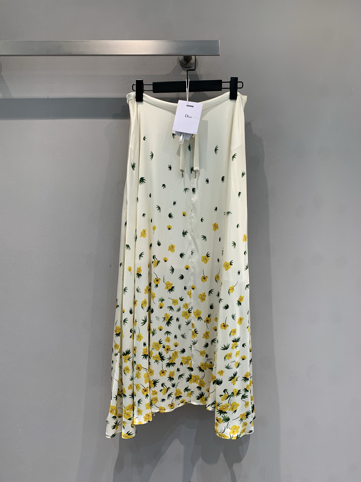 NO:794900,The new model is now shipping. The original developed CD spring and summer series floral bow silk skirt. Designed by Jonathan Anderson. The mulberry silk fabric is light and breathable, making it super comfortable to wear in spring and summer!  The white base with yellow flowers + green leaves is fresh and natural, and the bow embellishment is super detailed. The skirt is moderately long, elegant and practical, and can be easily used for commuting and vacation. Pair it with a simple top or sweater, and you can easily get a high-end look!  Sisters who like exquisite life, don’t miss it. Size 36 38 40 42,,skirts,real silk,19860909新款出货啦原版开发 CD春夏系列花卉蝴蝶结真丝半裙.由Jonathan Anderson设计,桑蚕丝面料轻盈透气,春夏穿超舒服！白色底配黄色花卉+绿色叶片,清新自然,蝴蝶结点缀超有细节感.裙长适中,优雅又实用,通勤、度假都能轻松驾驭.搭配简约上衣或针织衫,轻松get高级感穿搭！喜欢精致生活的姐妹别错过啦.码数36 38 40 42,,skirts,real silk,,Women's clothing